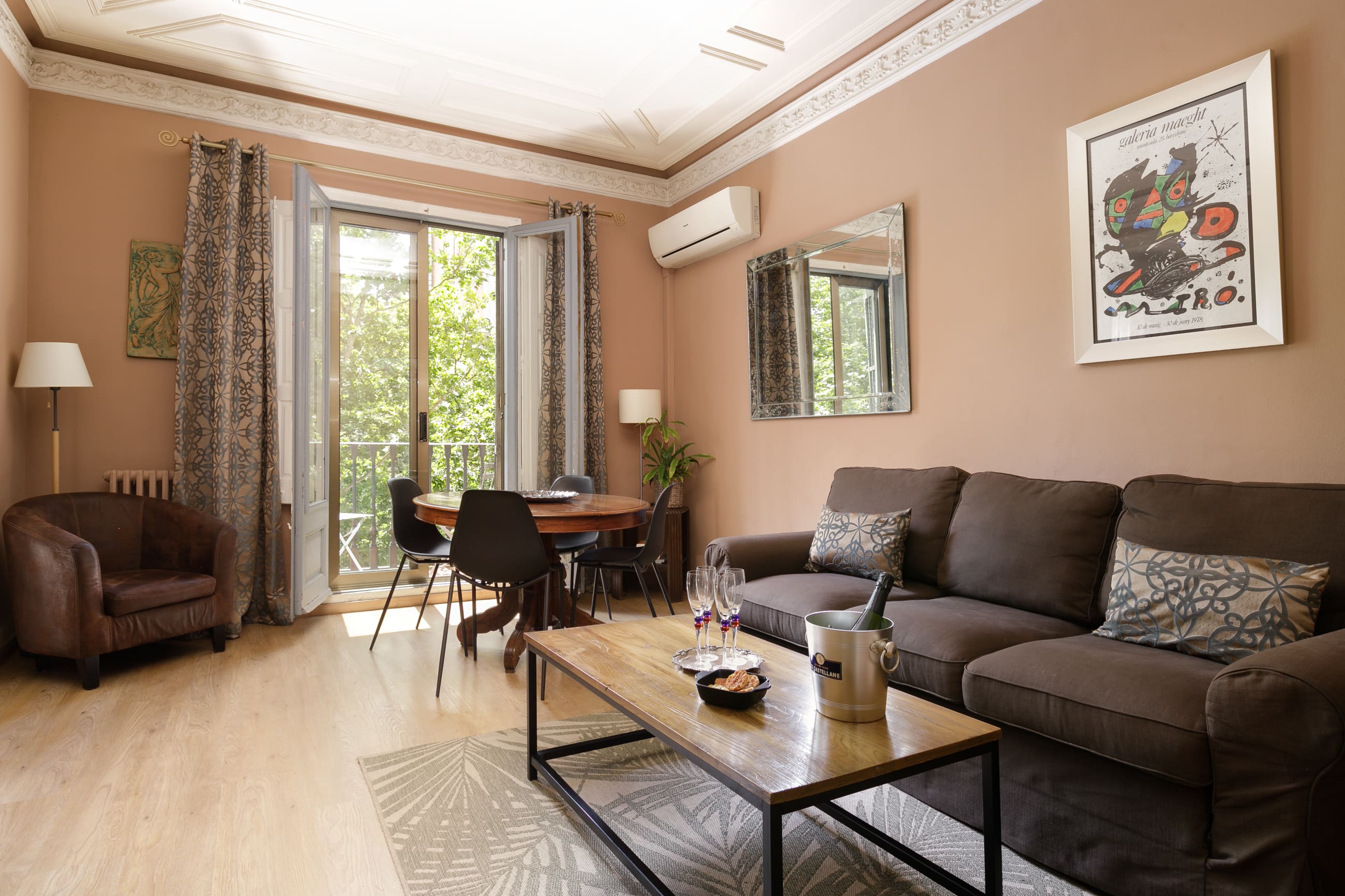 Casa Banys Raval: Charming 2-Bedroom Apartment Rental with Sea Views, El Raval Barcelona