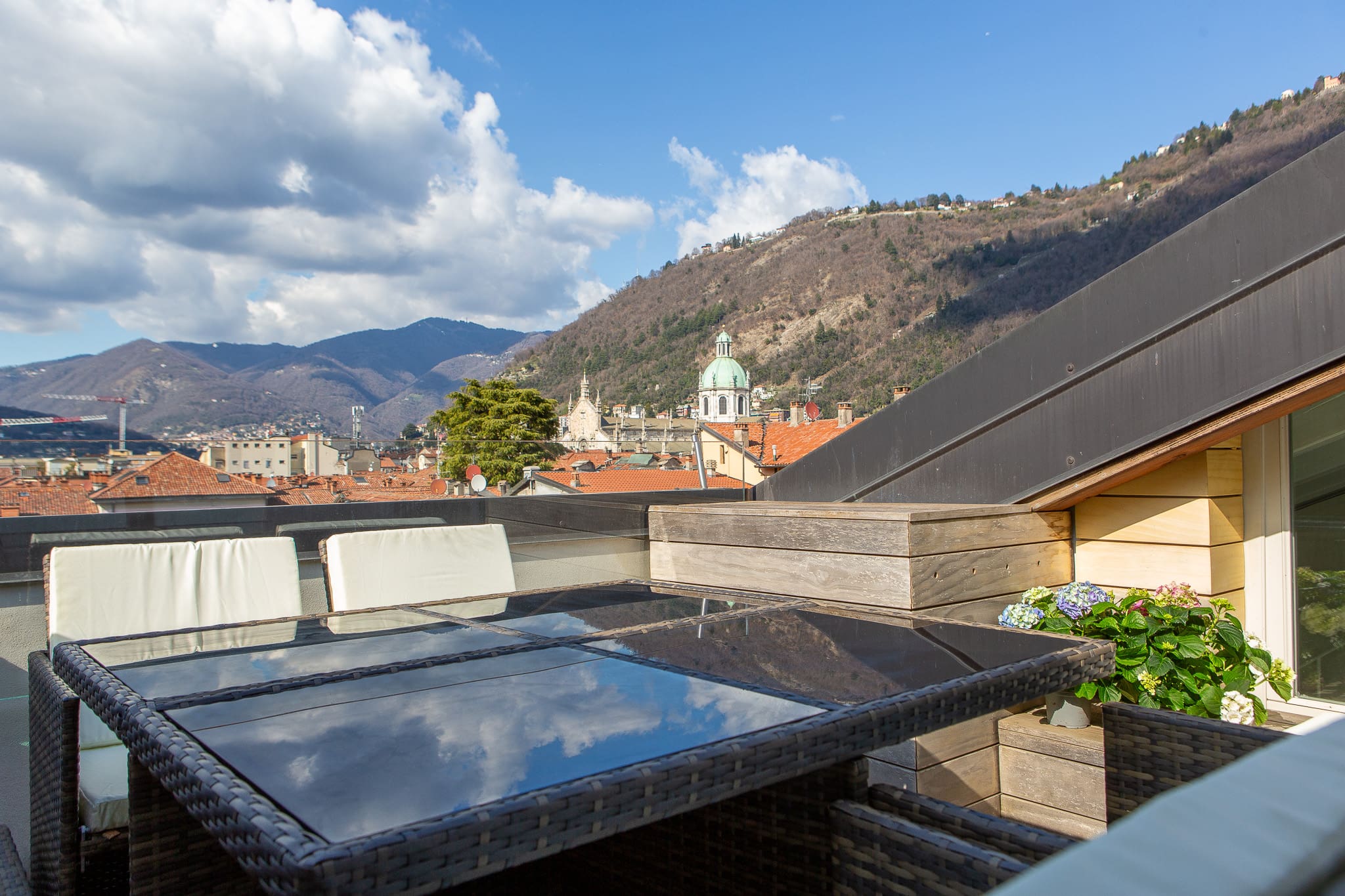 Casa Baradello Como: Chic 3-Bedroom Apartment Rental with Lake Views in Como Italy