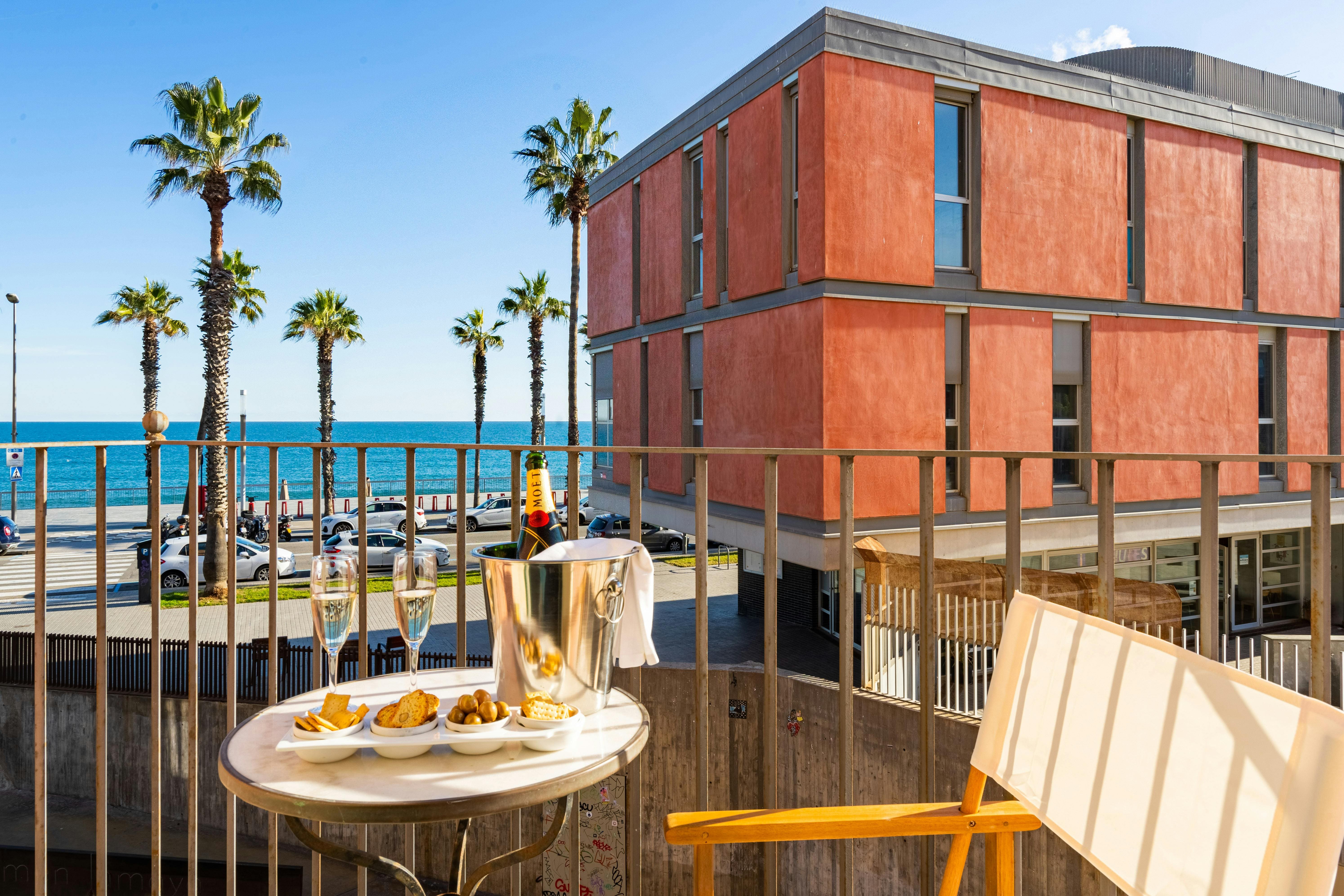 Casa Barcelonet Marítim: Charming 2-Bedroom Townhouse Rental with Seaviews, La Barceloneta