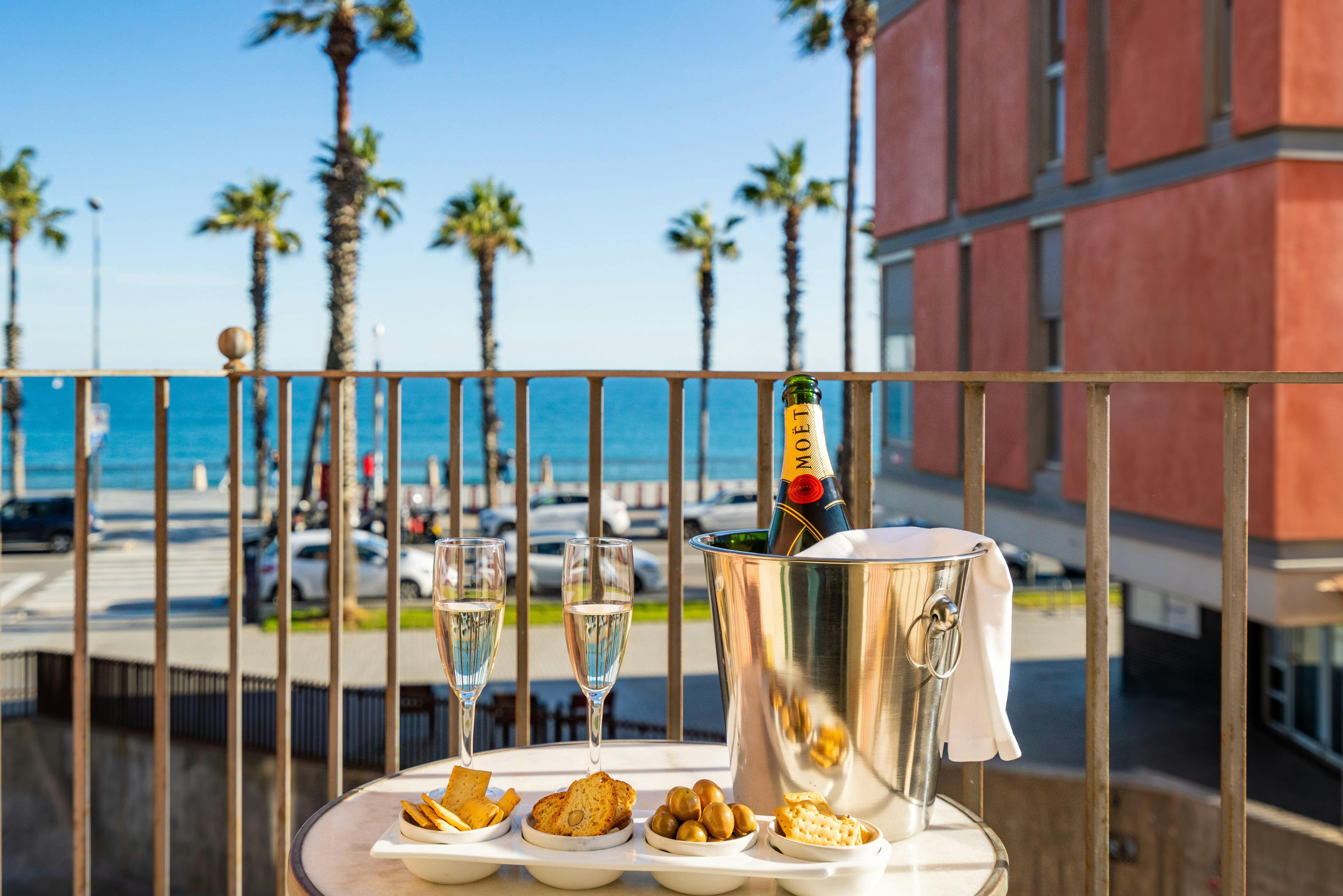 Casa Barceloneta Marítim: Stylish 2-Bedroom Townhouse Rental with Sea Views, La Barceloneta, Barcelona