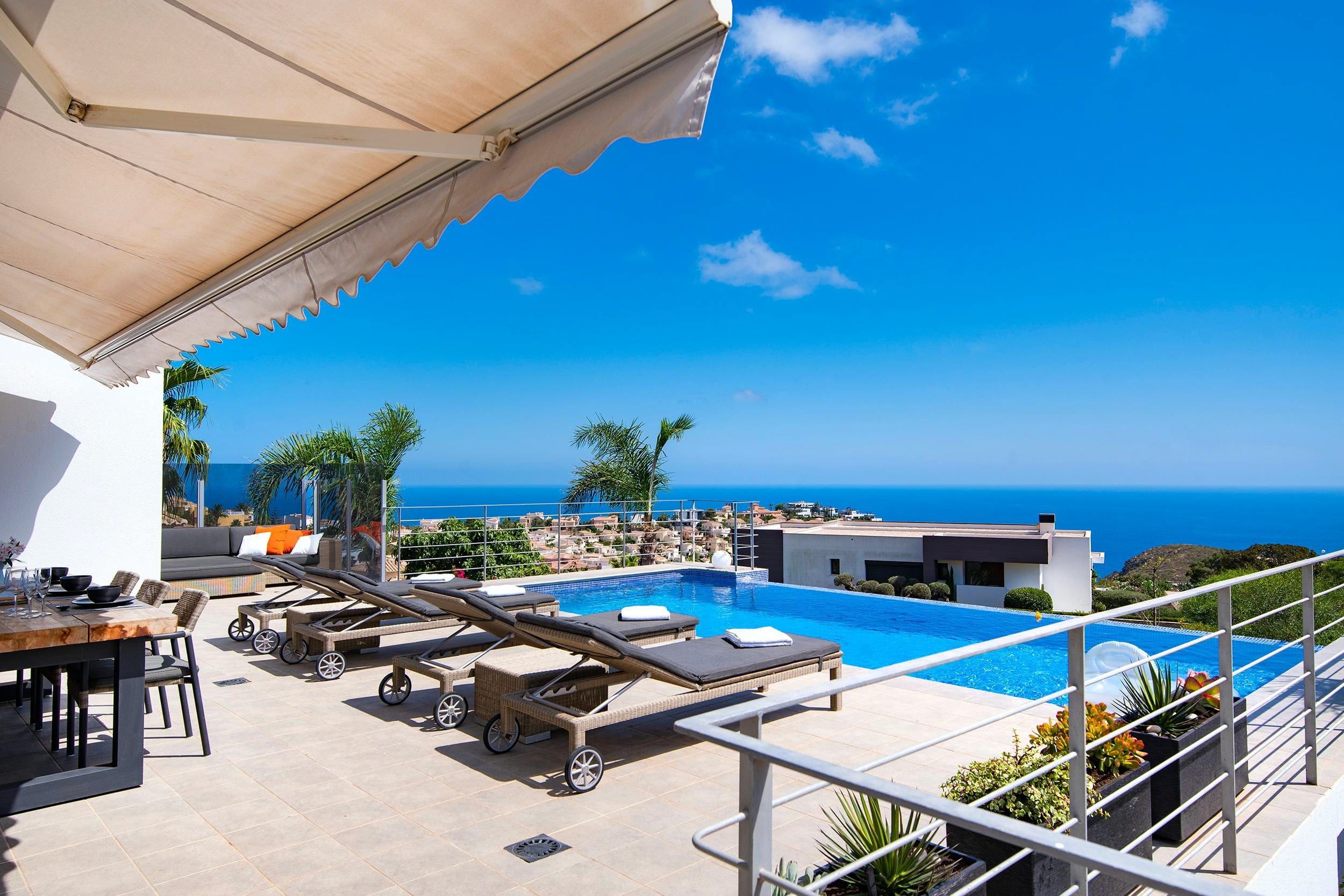 Casa Bernia Moraira: Charming 3-Bedroom Apartment with Sea Views and Pool, Moraira