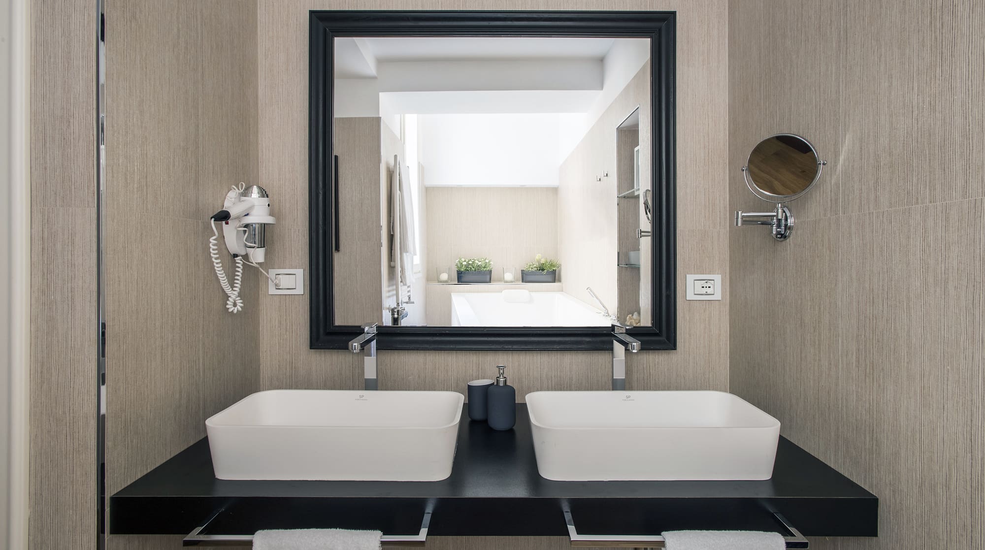 Casa Borghetto Borgo: Stylish 2-Bedroom Apartment with Hot Tub, Apartment Rental Borgo Rome