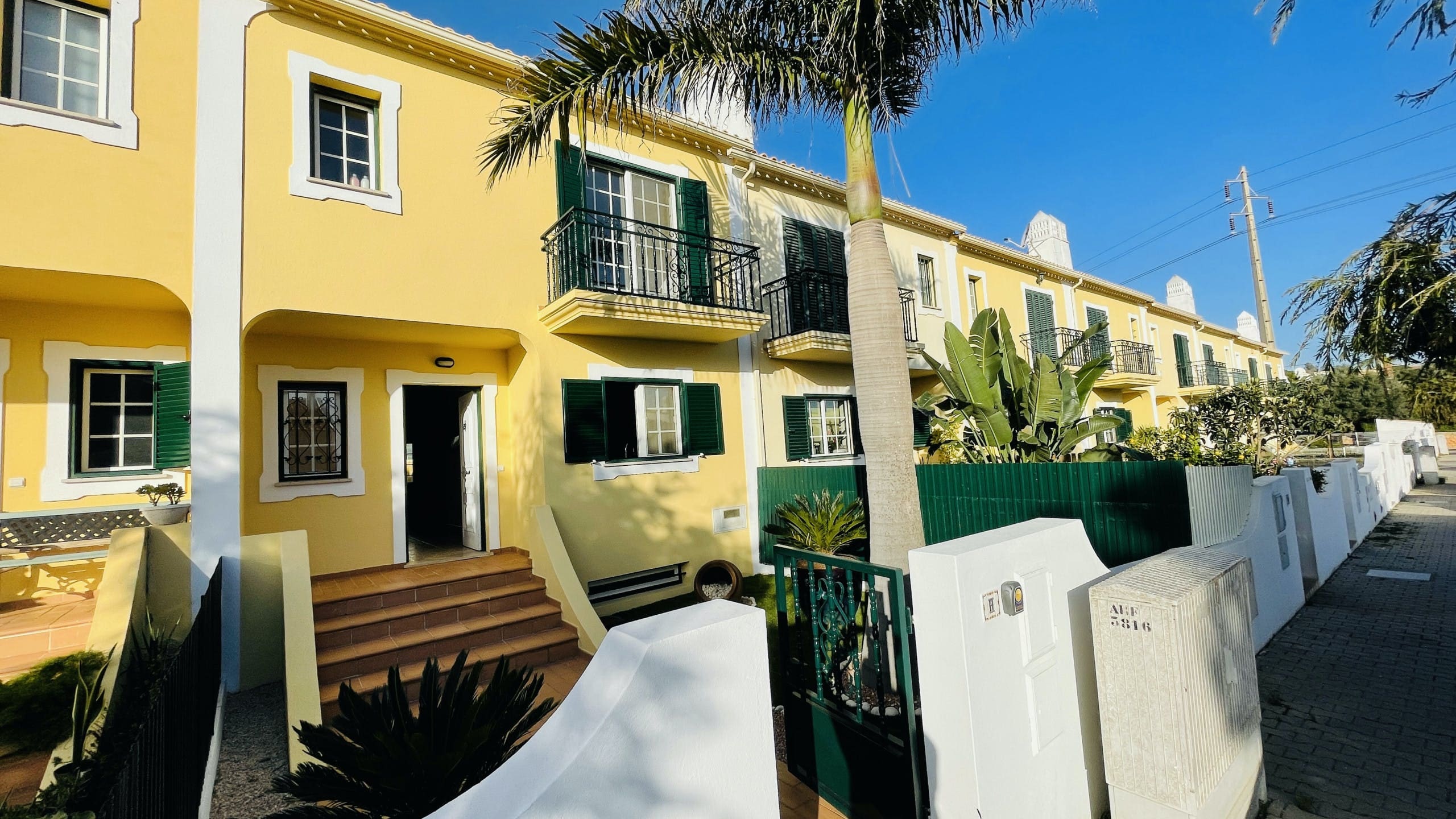 Casa Branqueira Albufeira: Spacious 3-Bedroom Apartment with Pool and Sea Views, Albufeira