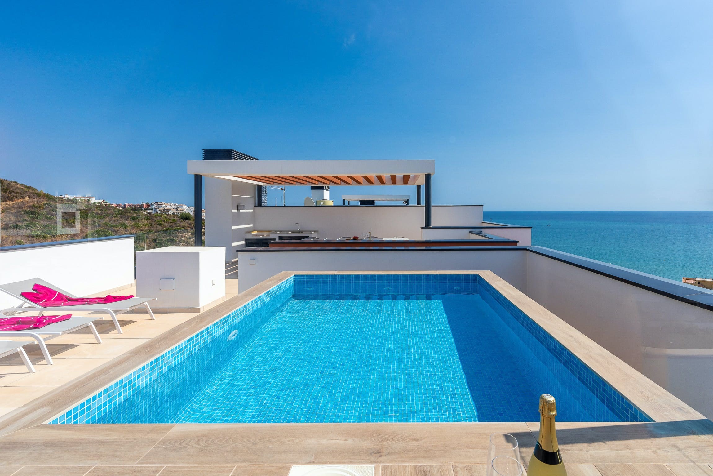 Casa Calahonda Fuengirola: Spacious 3-Bedroom Apartment Rental with Sea Views and Pool, Fuengirola