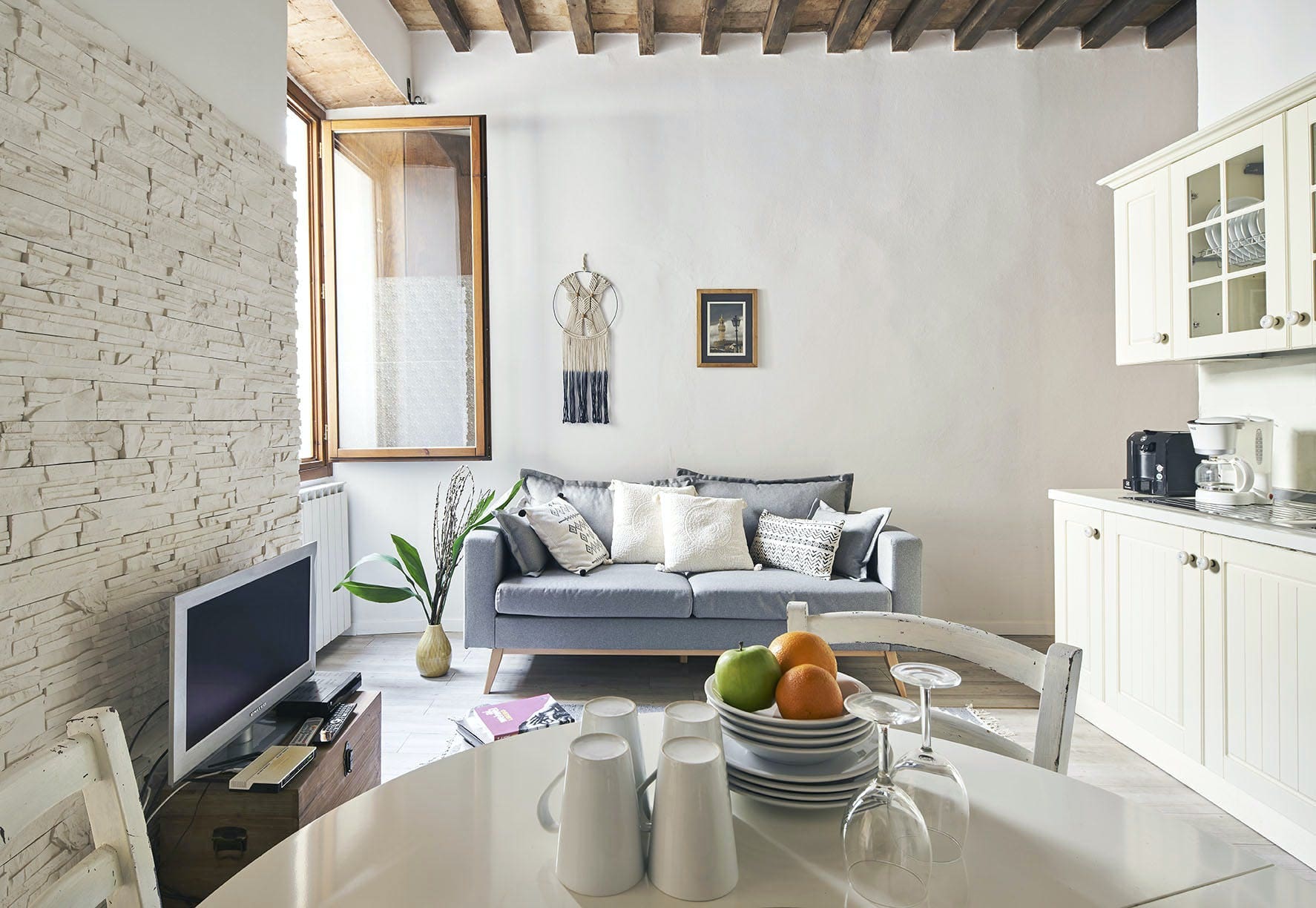 Casa Calimala Firenze: Charming 2-Bedroom Apartment Rental with Air-Con in Duomo, Florence