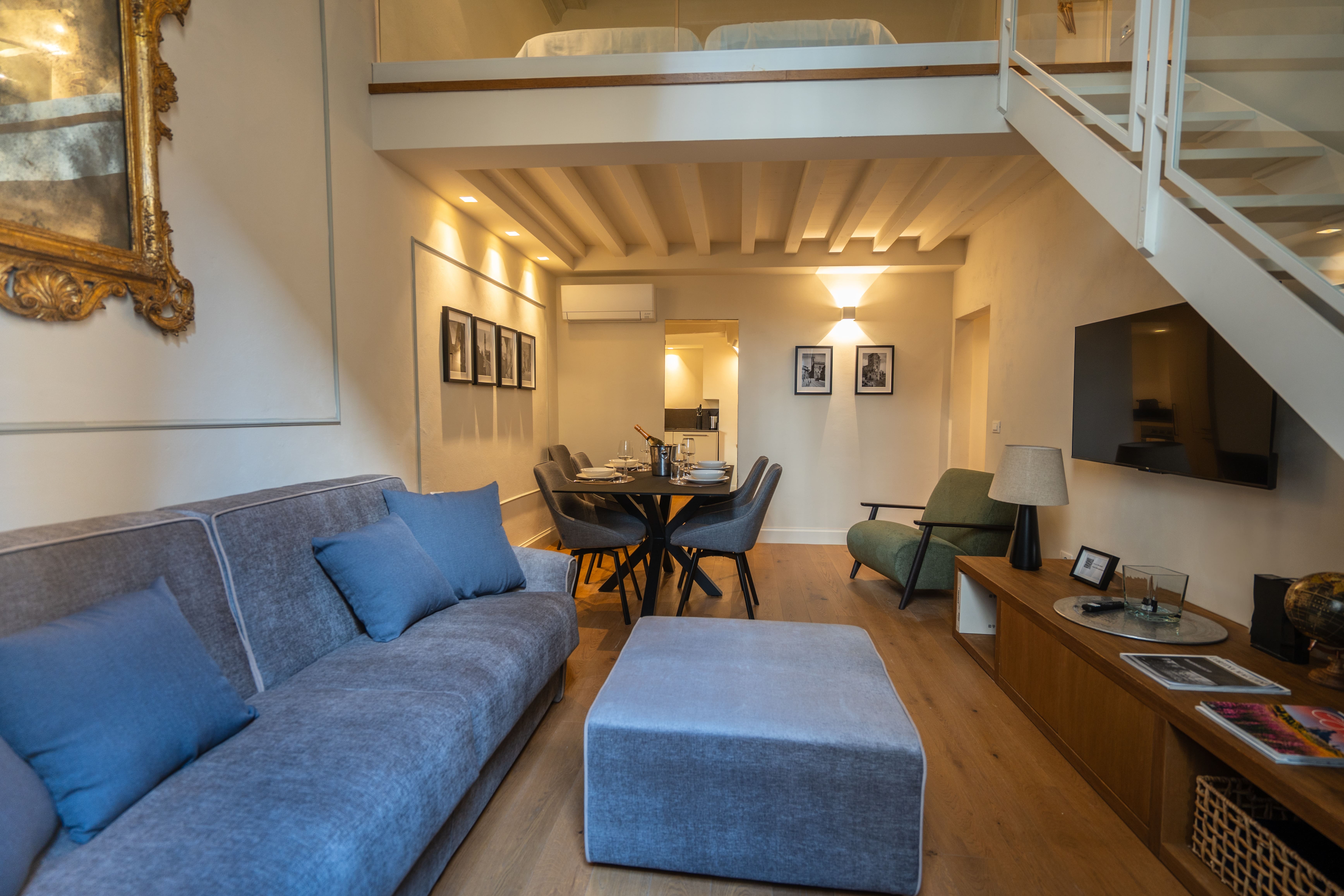 Casa Calzaiuoli Firenze Duomo 2: Chic 2-Bedroom Apartment Rental with Air-Con and Family-Friendly Amenities, Duomo Florence