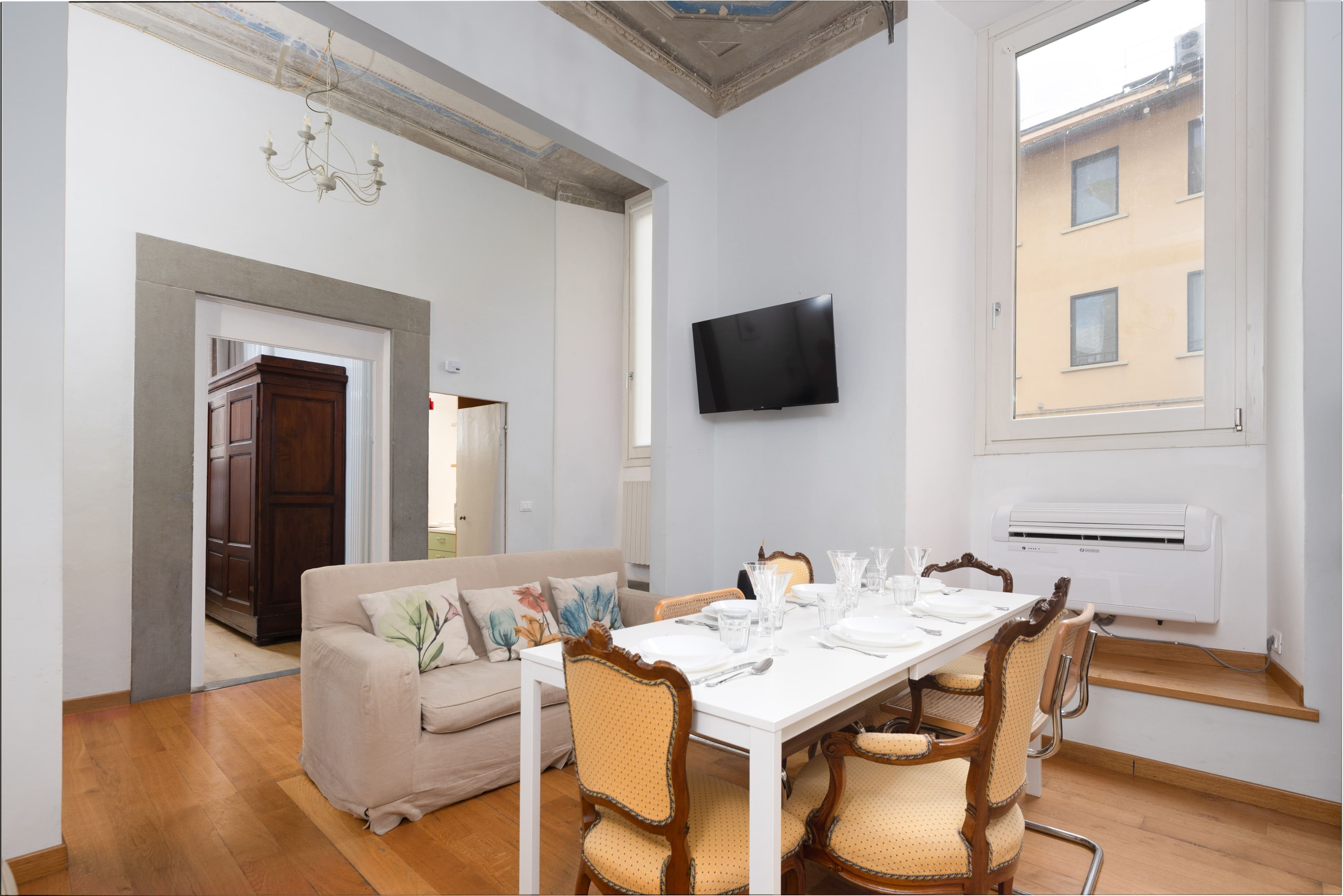Casa Campanile Firenze Duomo: Charming 2-Bedroom Apartment Rental with Air-Con in Duomo, Florence