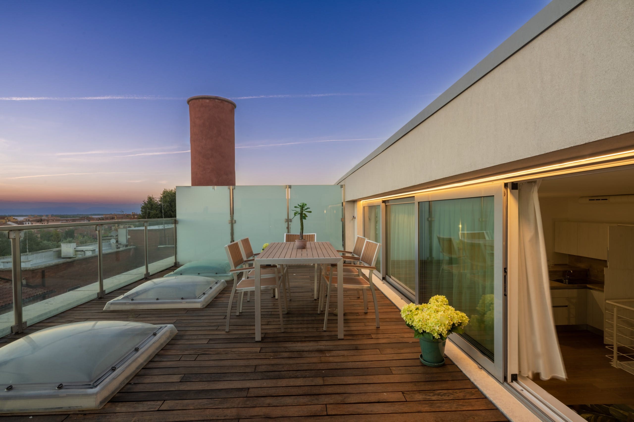 Casa Cannaregio Venezia: Stylish 2-Bedroom Apartment Rental with Seaview and Air-Con, Venice Santa Lucia