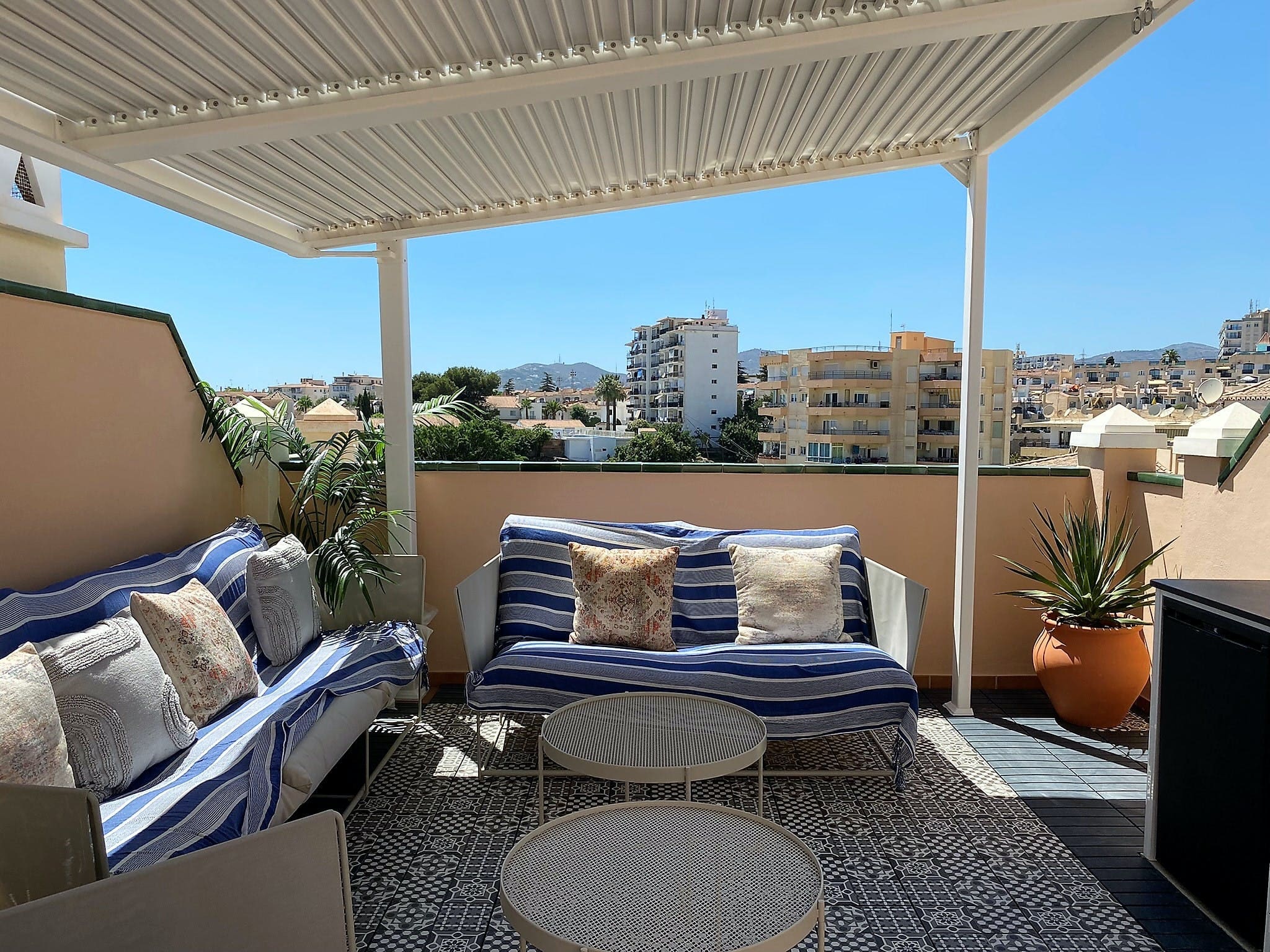 Villa Solano Maravillas Nerja: Spacious 3-Bedroom Apartment with Sea Views and Pool, Nerja