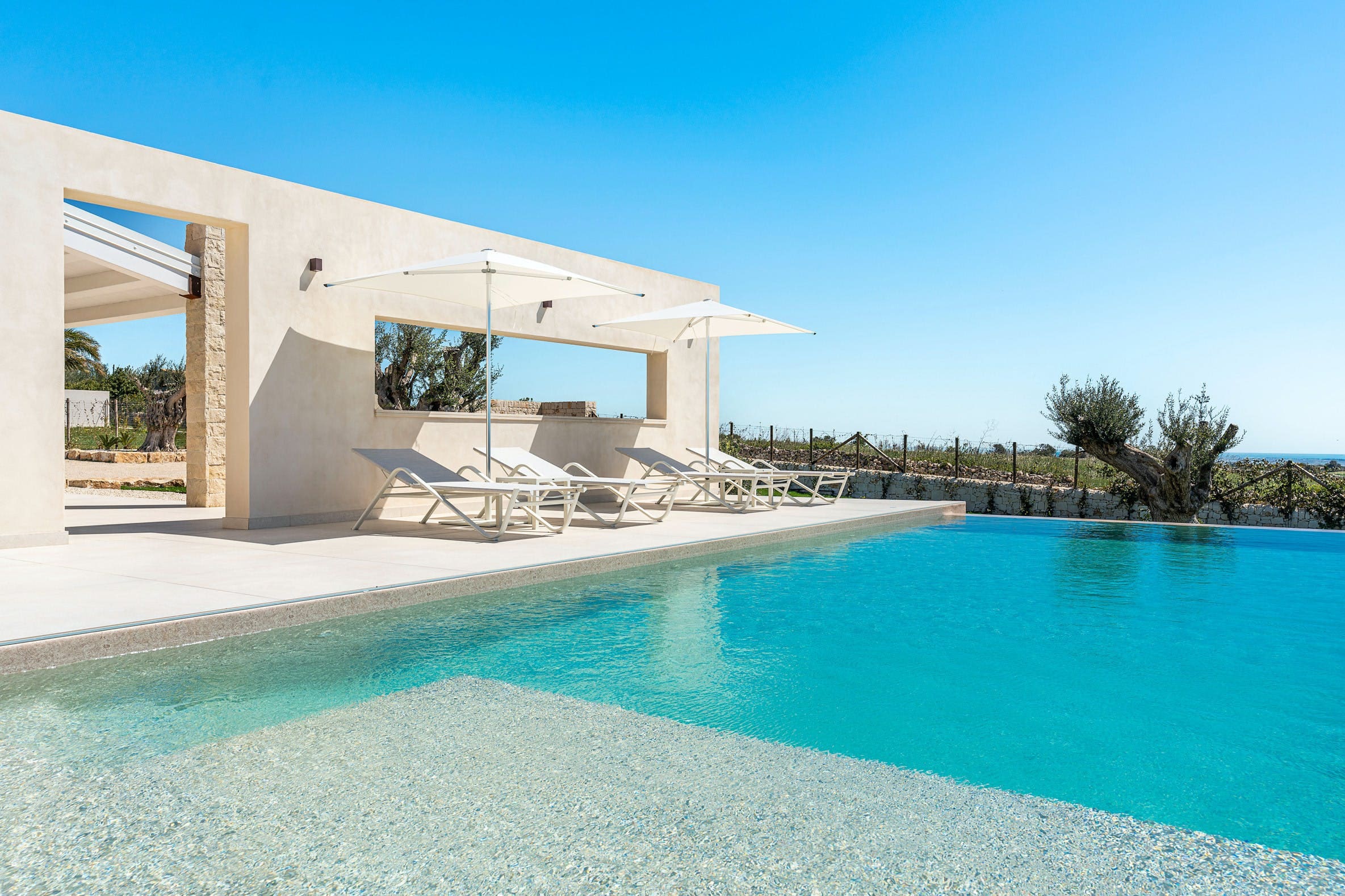 Casa Carrubba Modica: Contemporary 2-Bedroom Townhouse Apartment with Infinity Pool, Val di Noto