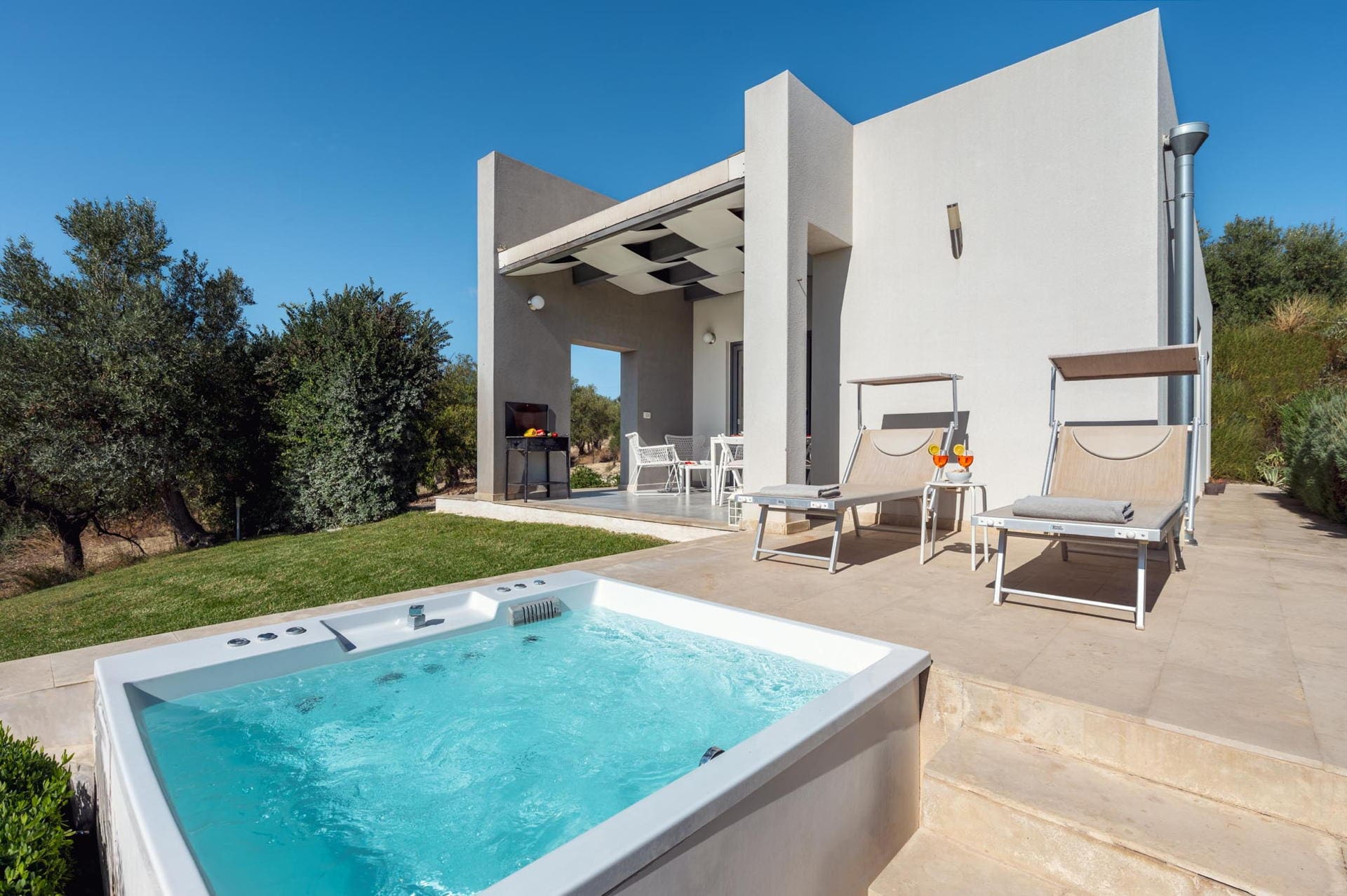 Casa Carrubba Noto Val di Noto: Charming 2-Bedroom Apartment with Hot Tub and Sea Views, Val di Noto