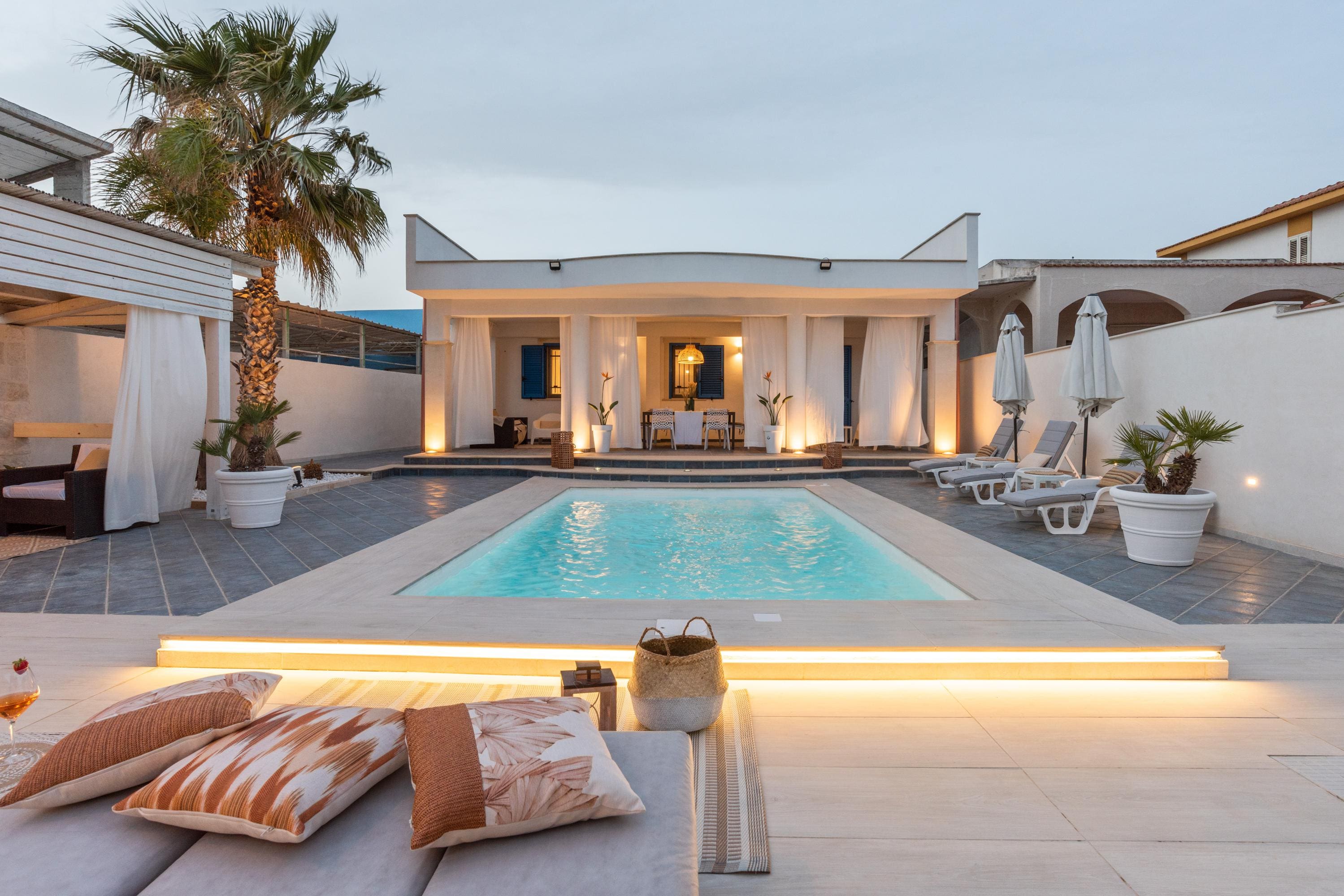 Casa Carrubo Pozzallo: Stylish 2-Bedroom Apartment with Pool and Air-Con, Val di Noto Sicily