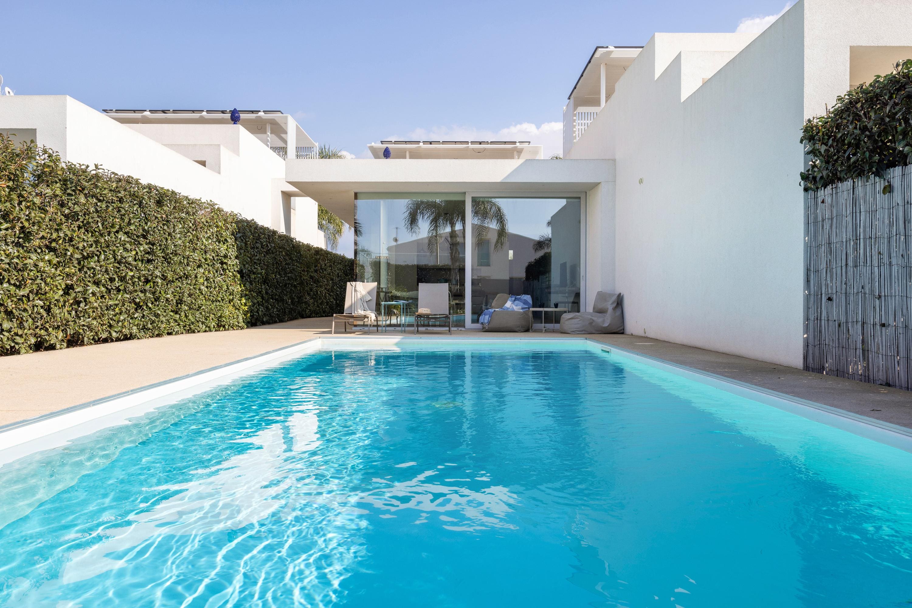 Villa Ceruleo Chiaramonte Ragusa: Stylish 2-Bedroom Apartment with Hot Tub and Sea Views, Ragusa Sicily