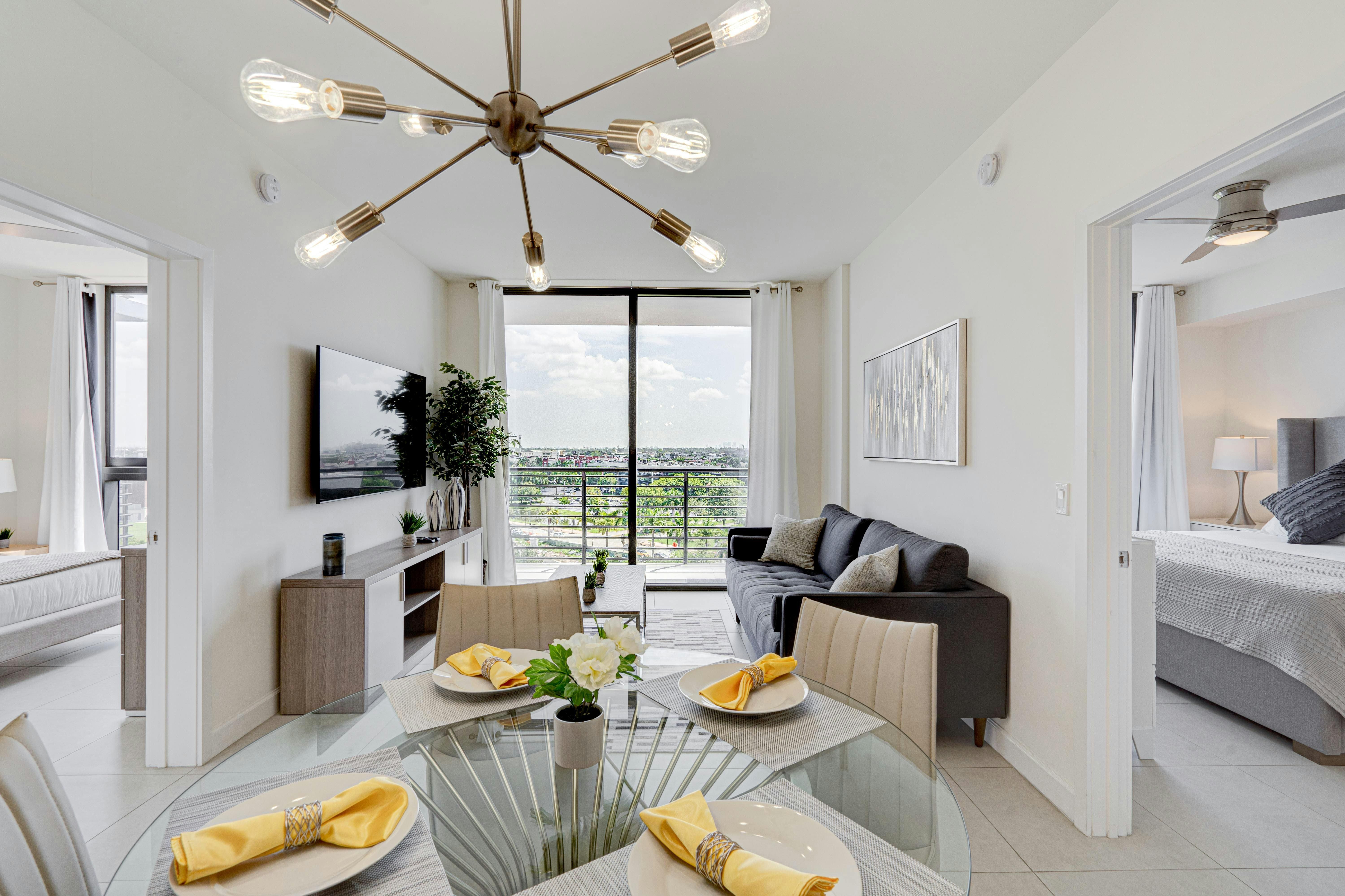Casa Ceiba Little Havana: Stylish 2-Bedroom Apartment with Pool and Hot Tub, Little Havana