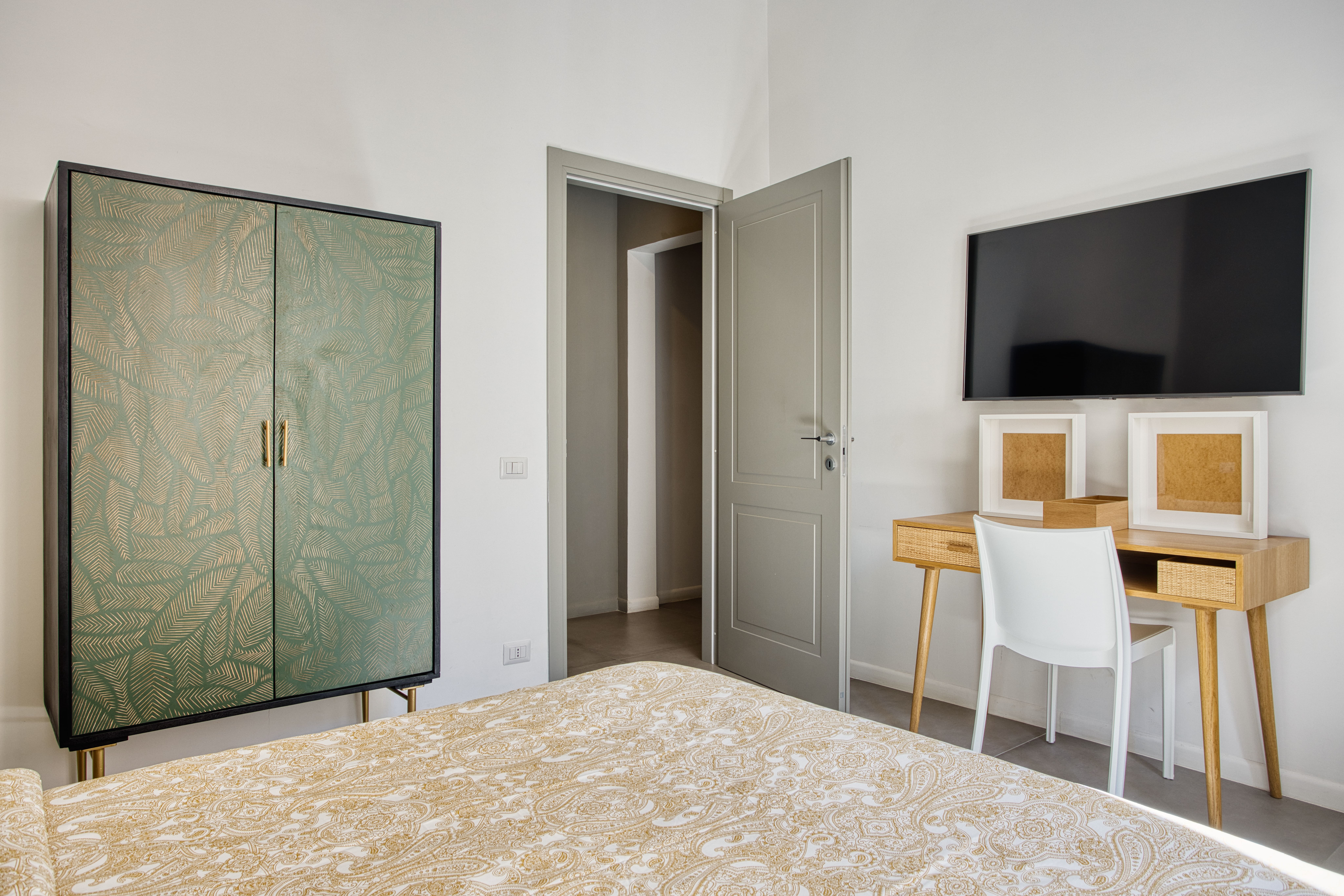 Casa Clementina Borgo: Stylish 2-Bedroom Apartment Rental with Air-Con in Borgo Rome