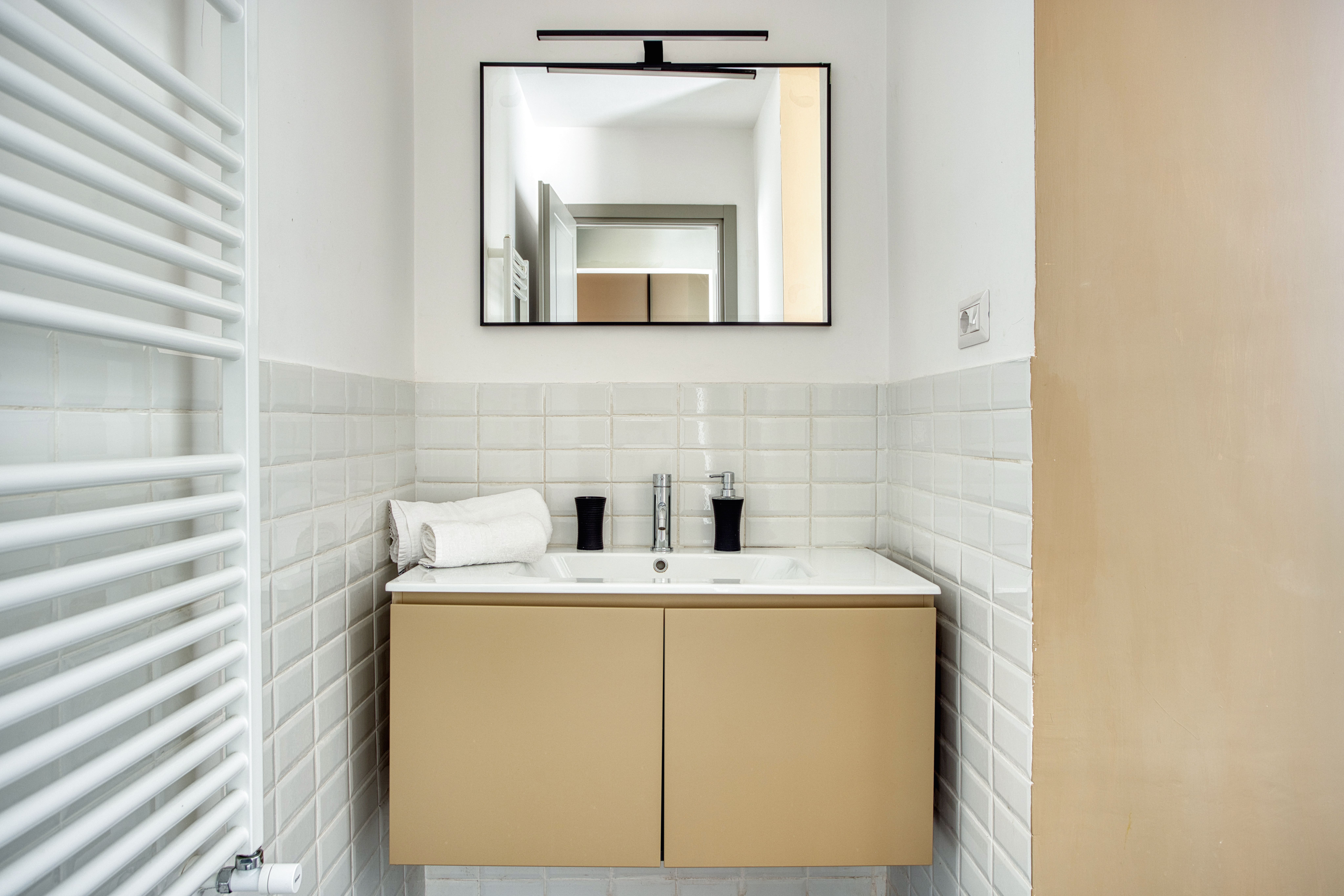 Casa Clementina Borgo: Stylish 2-Bedroom Apartment Rental with Air-Con in Borgo Rome