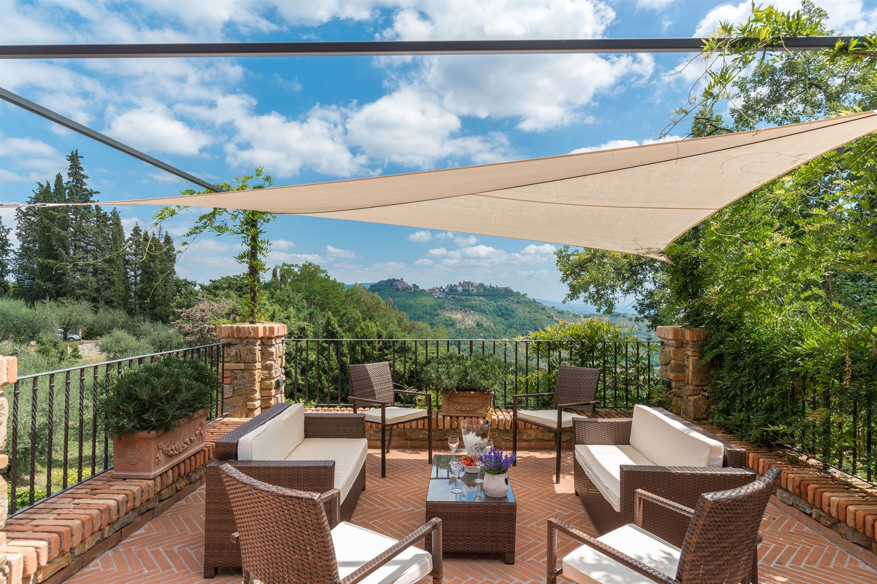 Villa Smeraldo Valdibrana Pistoia: 5-Bedroom Luxury Apartment with Pool and Tennis Court, Pistoia