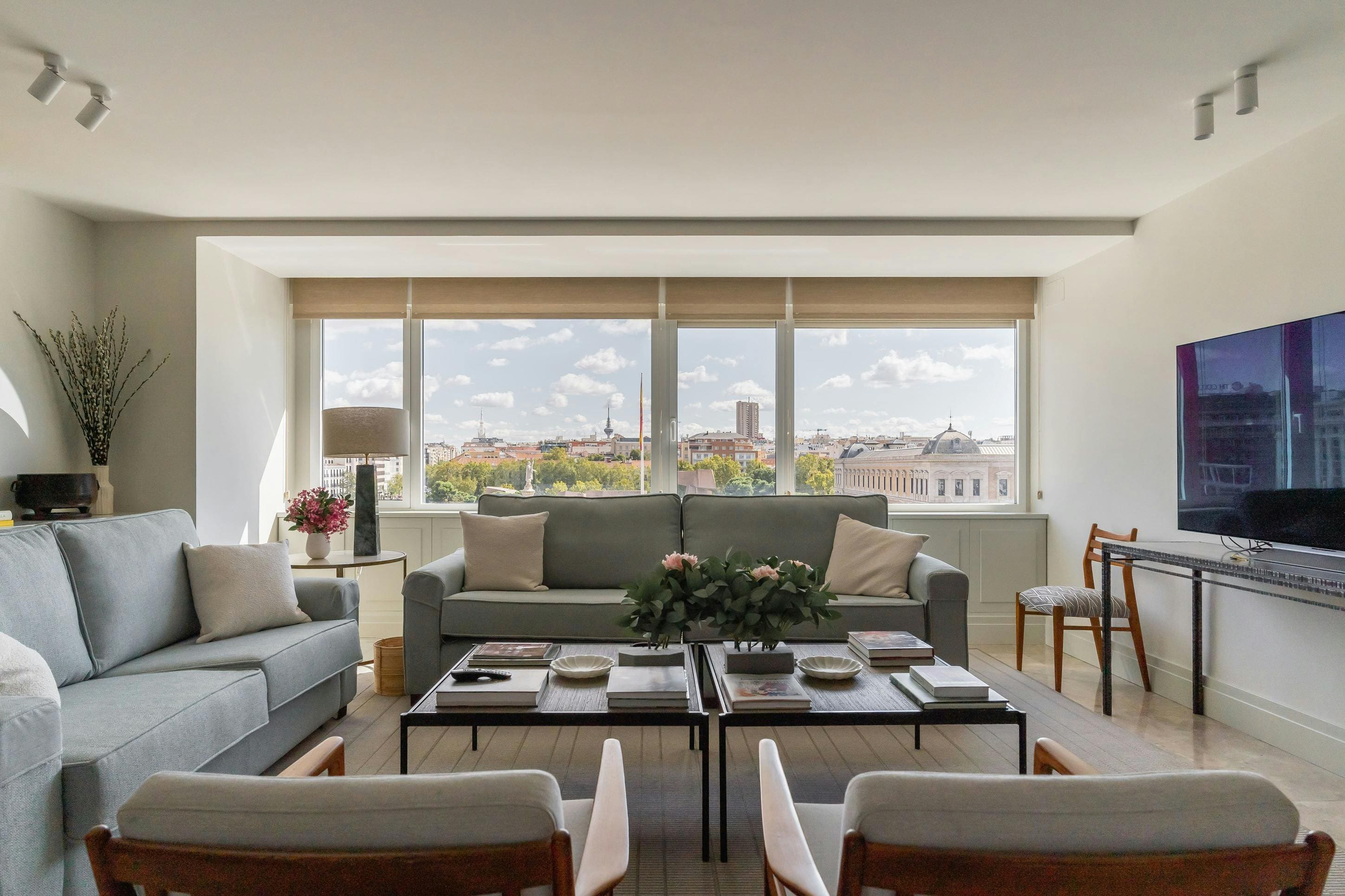 Casa Colón Centro: Stylish 2-Bedroom Townhouse Rental with Air-Con in Madrid Centro