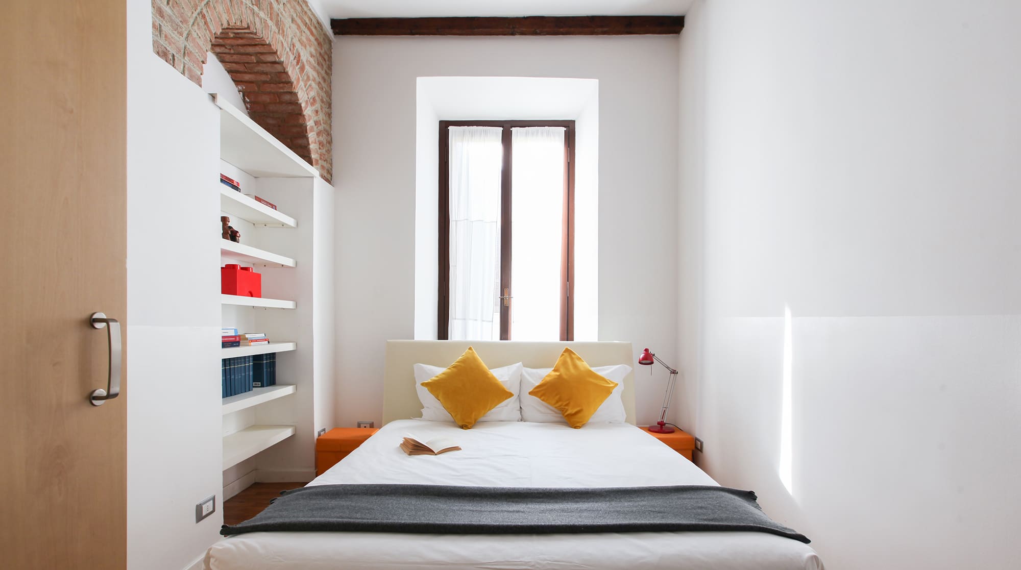 Casa Colonne Missori: Stylish 2-Bedroom Apartment Rental with Air Conditioning in Missori Milan