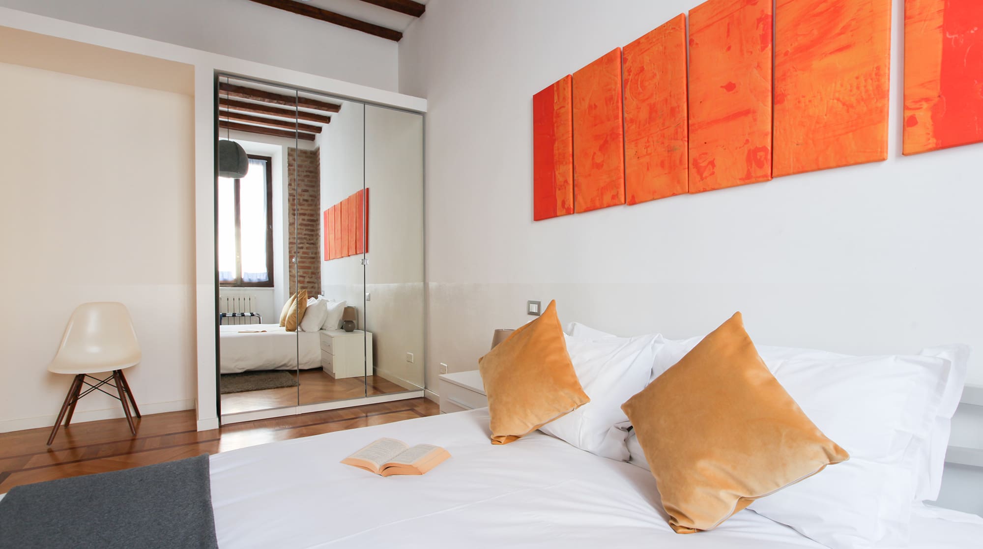 Casa Colonne Missori: Stylish 2-Bedroom Apartment Rental with Air Conditioning in Missori Milan