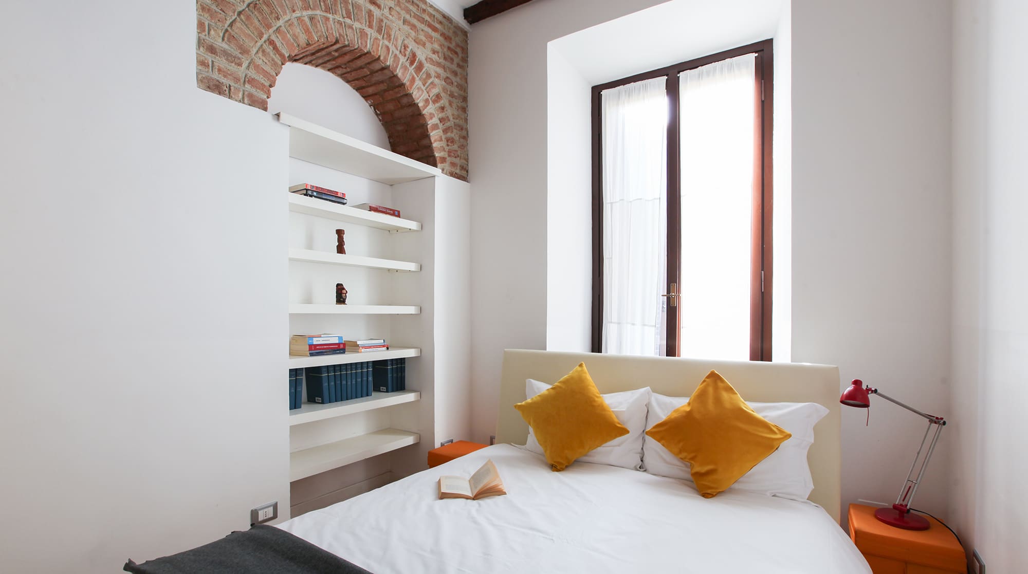 Casa Colonne Missori: Stylish 2-Bedroom Apartment Rental with Air Conditioning in Missori Milan