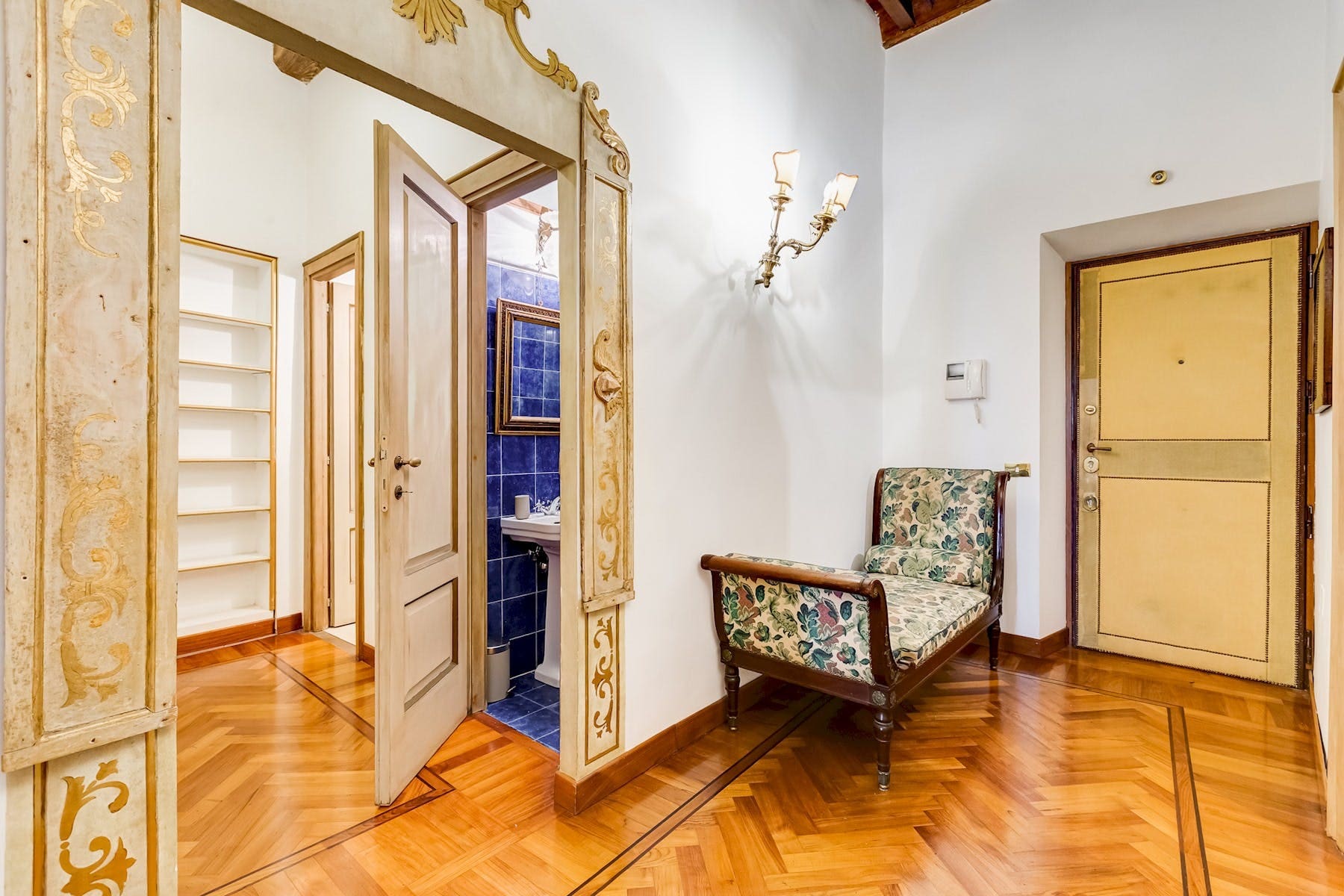 Casa Coronari Navona: Elegant 2-Bedroom Apartment Rental with Air-Con in Navona Rome