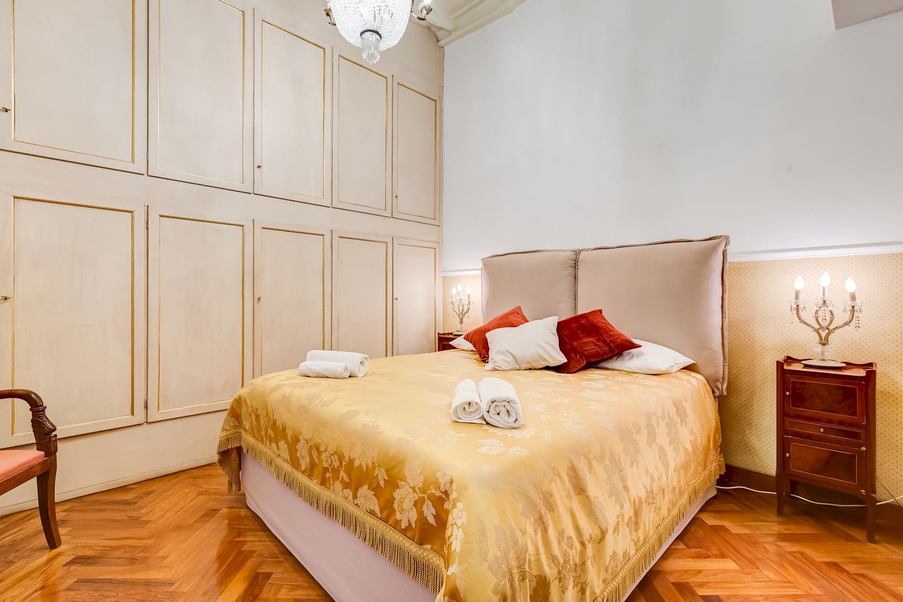 Casa Coronari Navona: Elegant 2-Bedroom Apartment Rental with Air-Con in Navona Rome