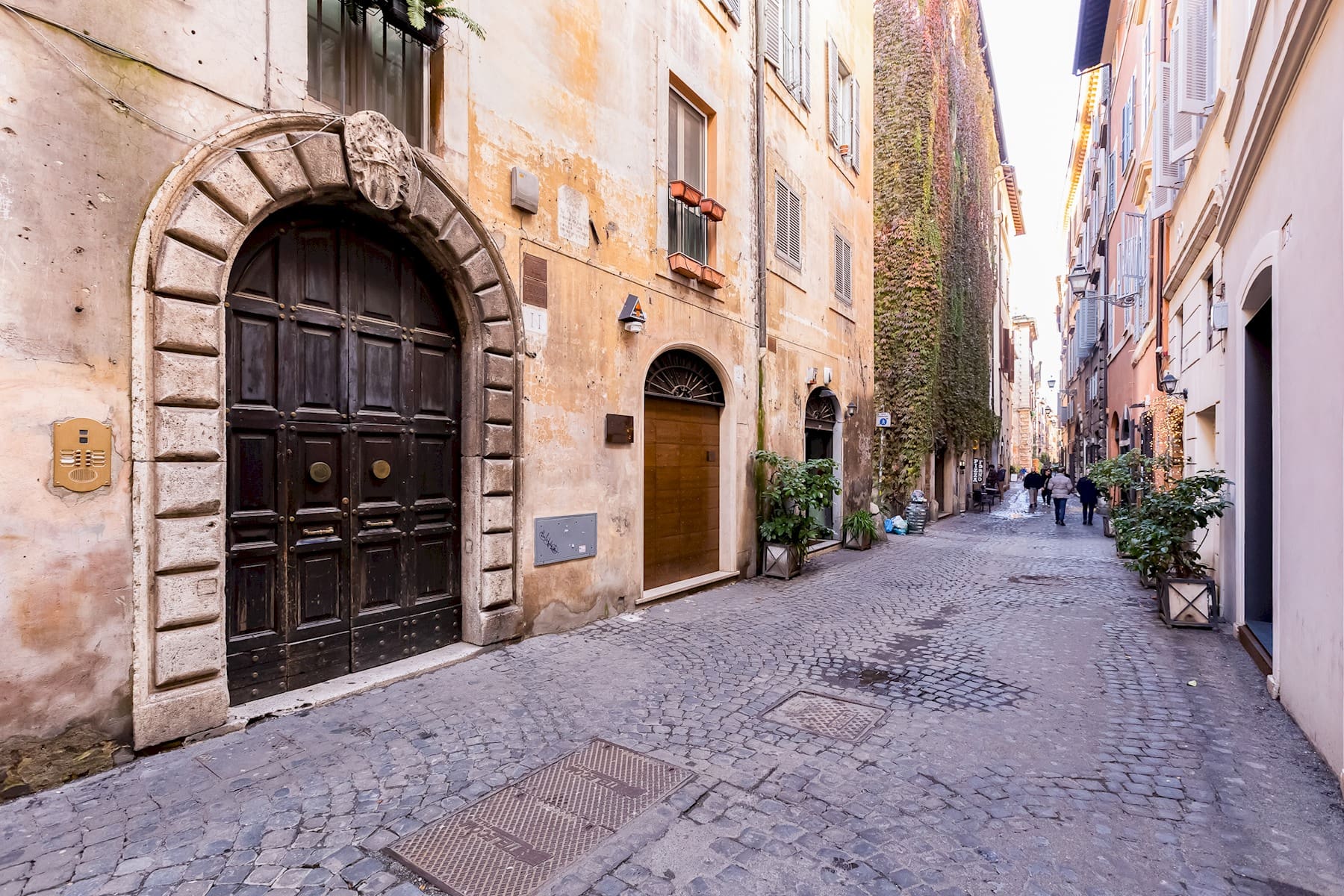 Casa Coronari Navona: Elegant 2-Bedroom Apartment Rental with Air-Con in Navona Rome