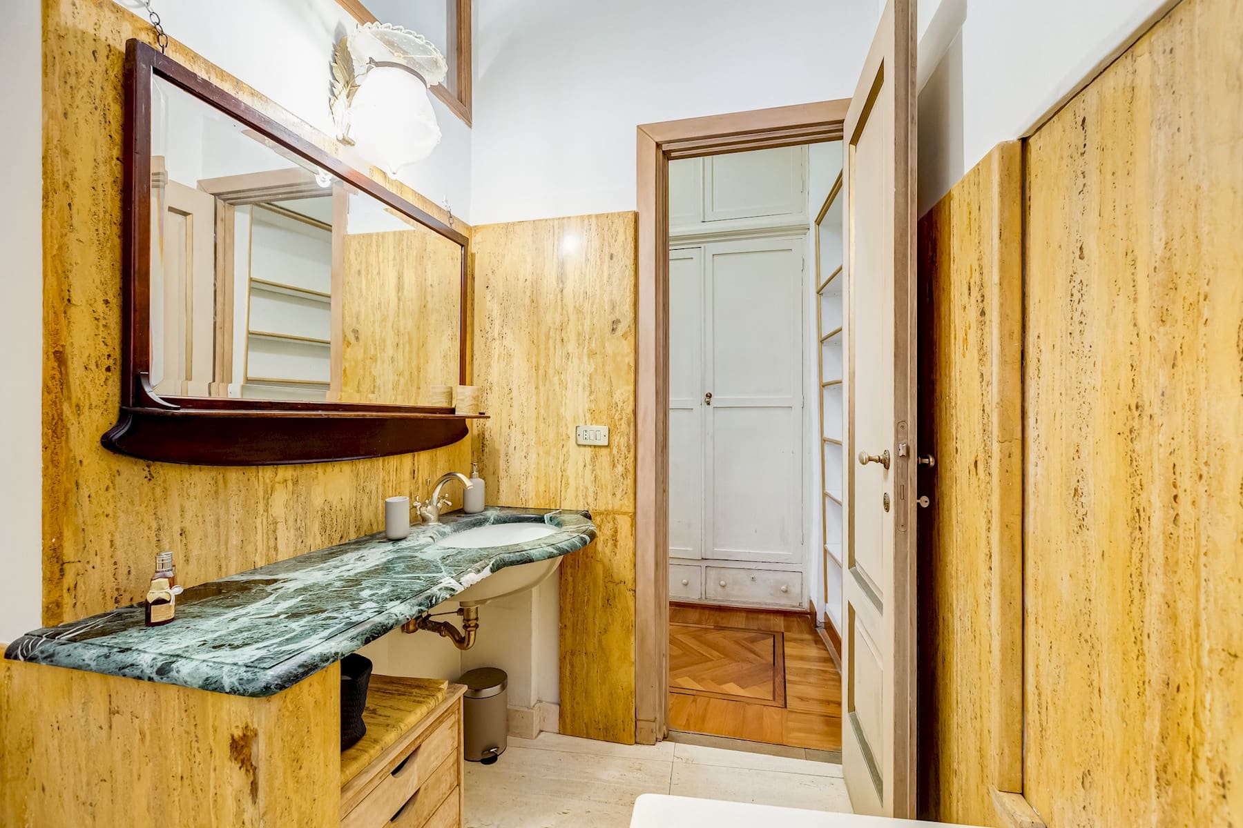 Casa Coronari Navona: Elegant 2-Bedroom Apartment Rental with Air-Con in Navona Rome