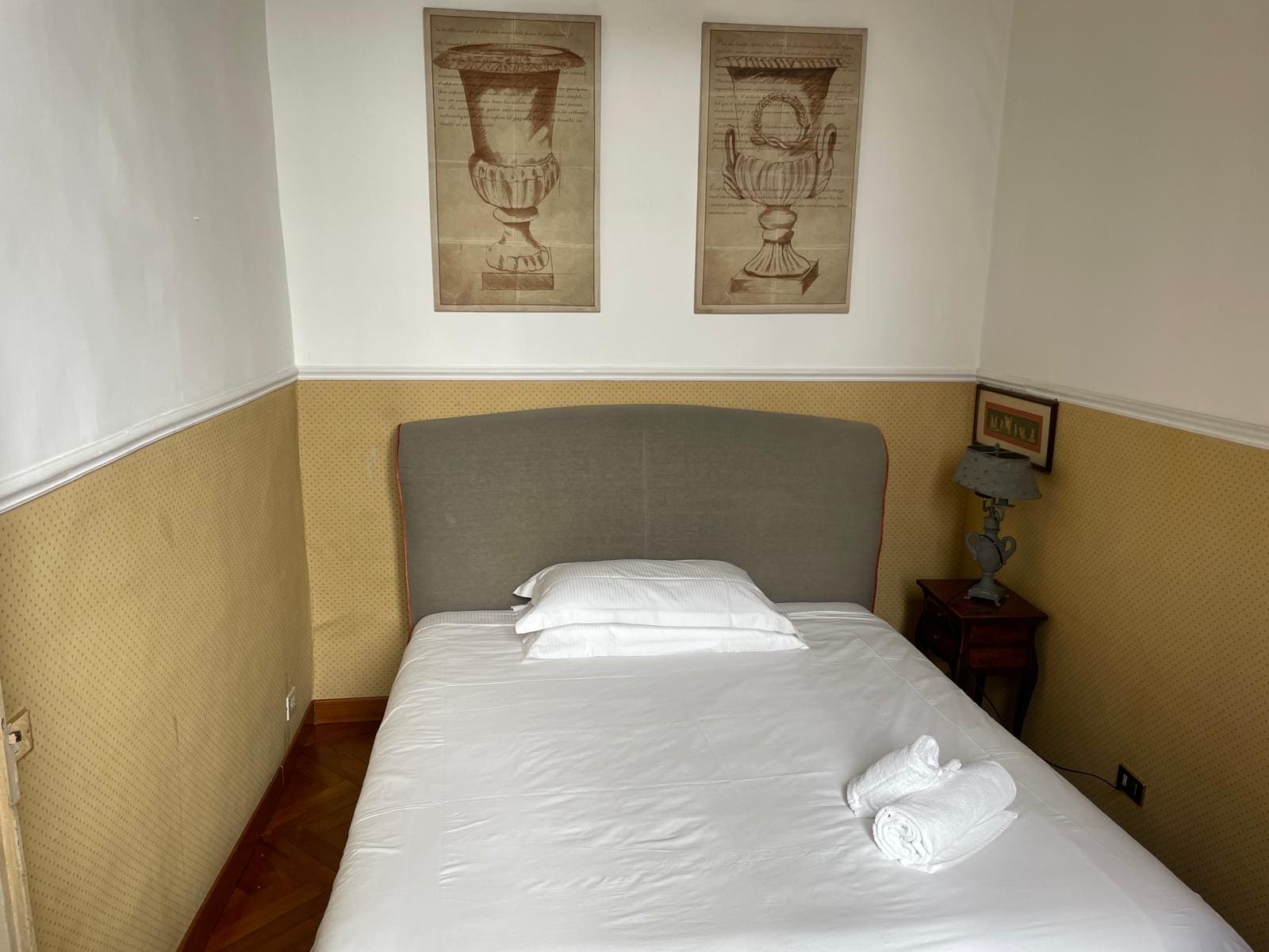 Casa Coronari Navona: Elegant 2-Bedroom Apartment Rental with Air-Con in Navona Rome