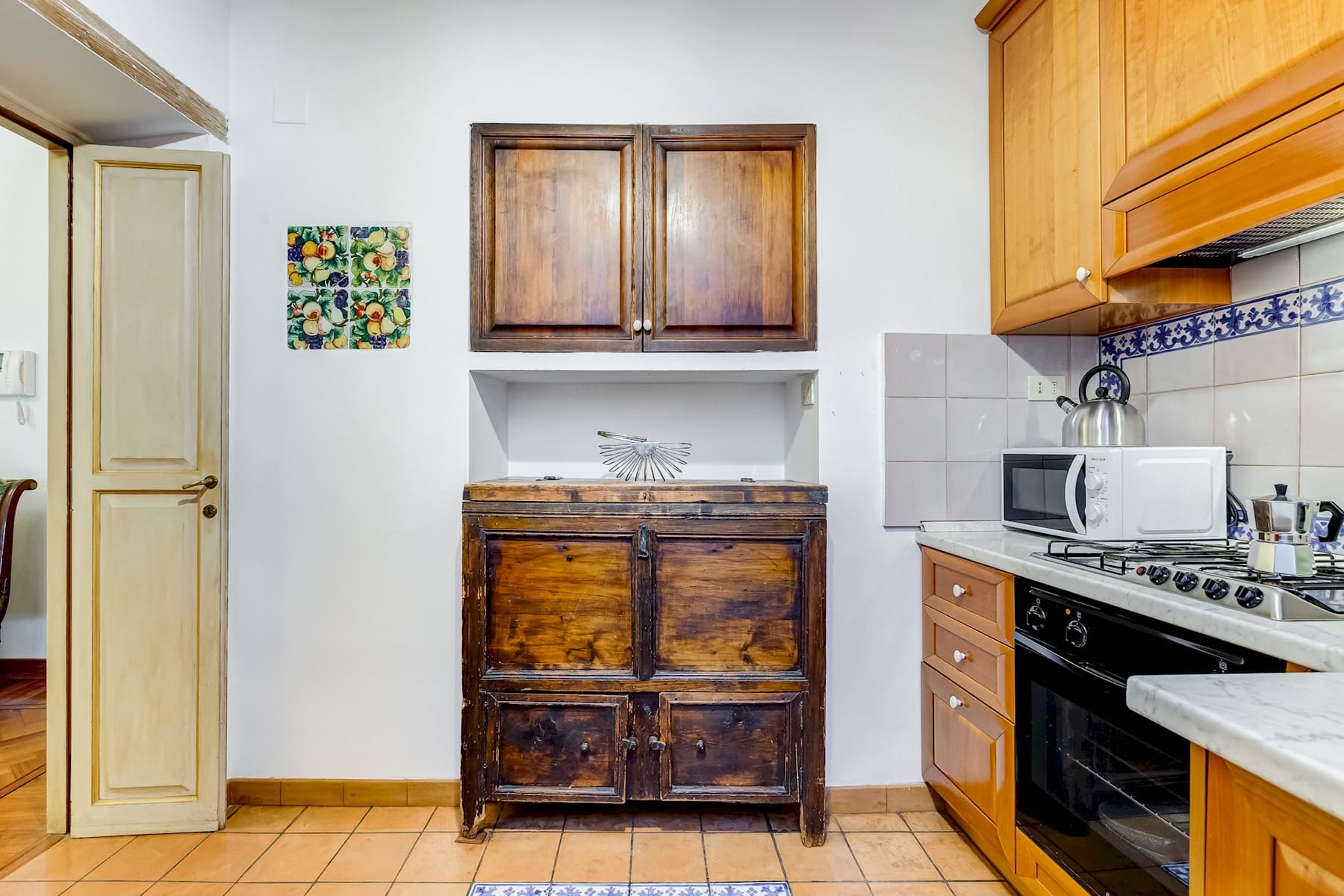 Casa Coronari Navona: Elegant 2-Bedroom Apartment Rental with Air-Con in Navona Rome