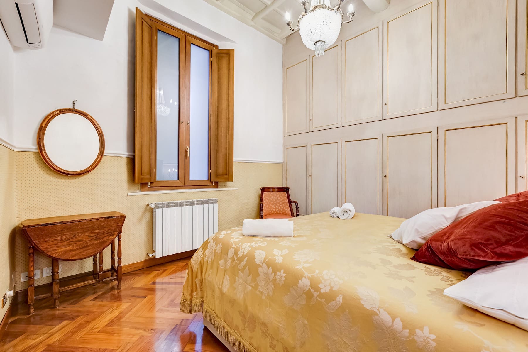 Casa Coronari Navona: Elegant 2-Bedroom Apartment Rental with Air-Con in Navona Rome