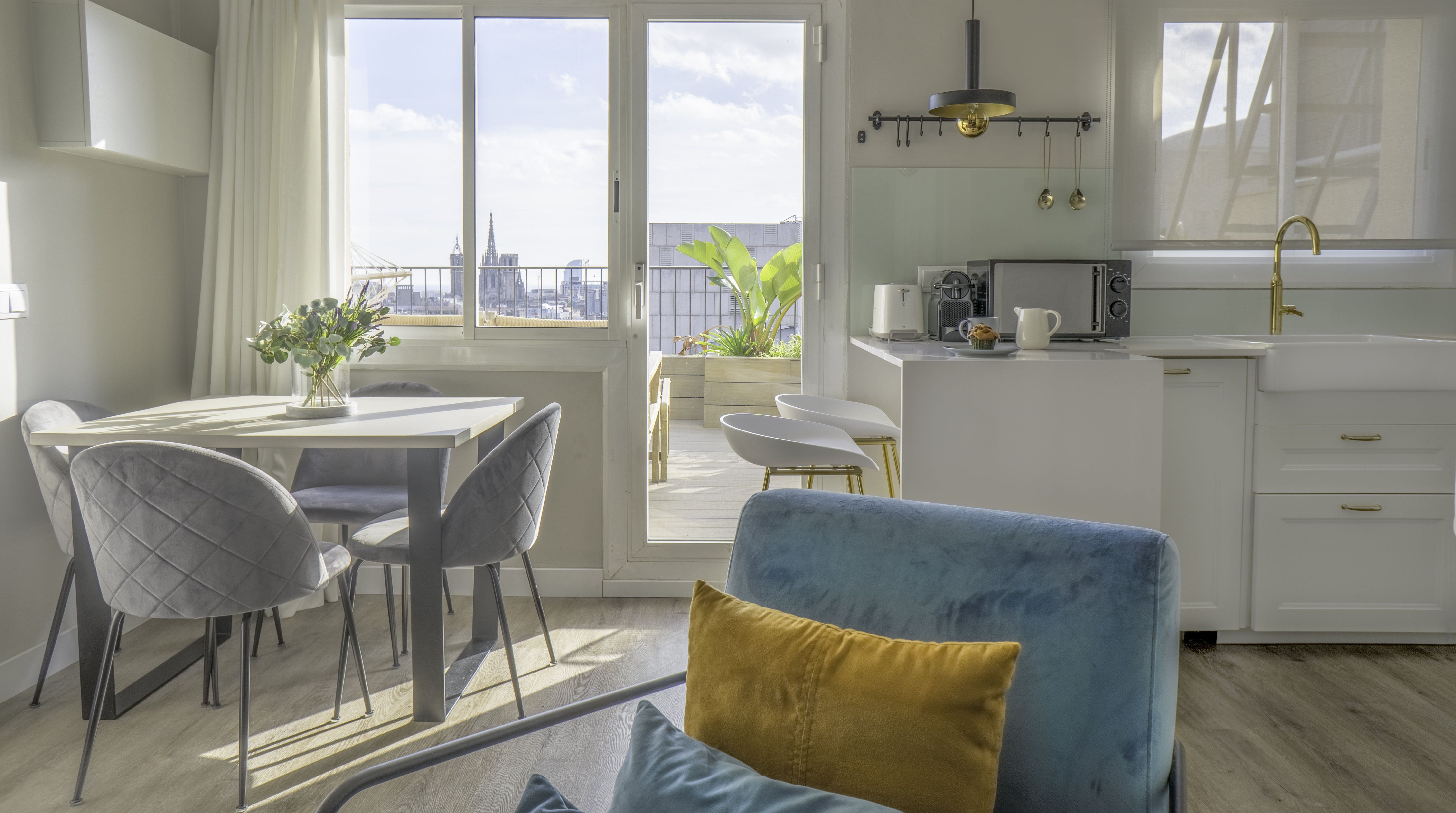 Villa Llevant Sagrada Eixample: Stylish 2-Bedroom Penthouse with Sea Views and Air-Con, Eixample Barcelona