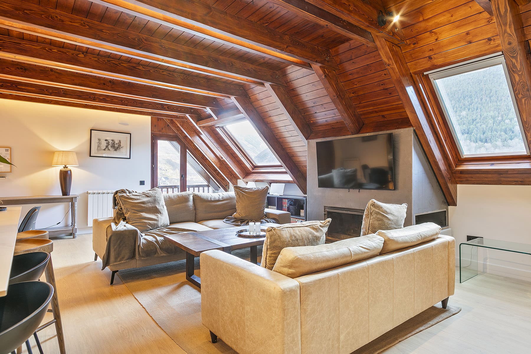 Villa Mestral Betlan Val d’Aran: Charming 3-Bedroom Apartment with Hot Tub near Baqueira Beret, Val d’Aran