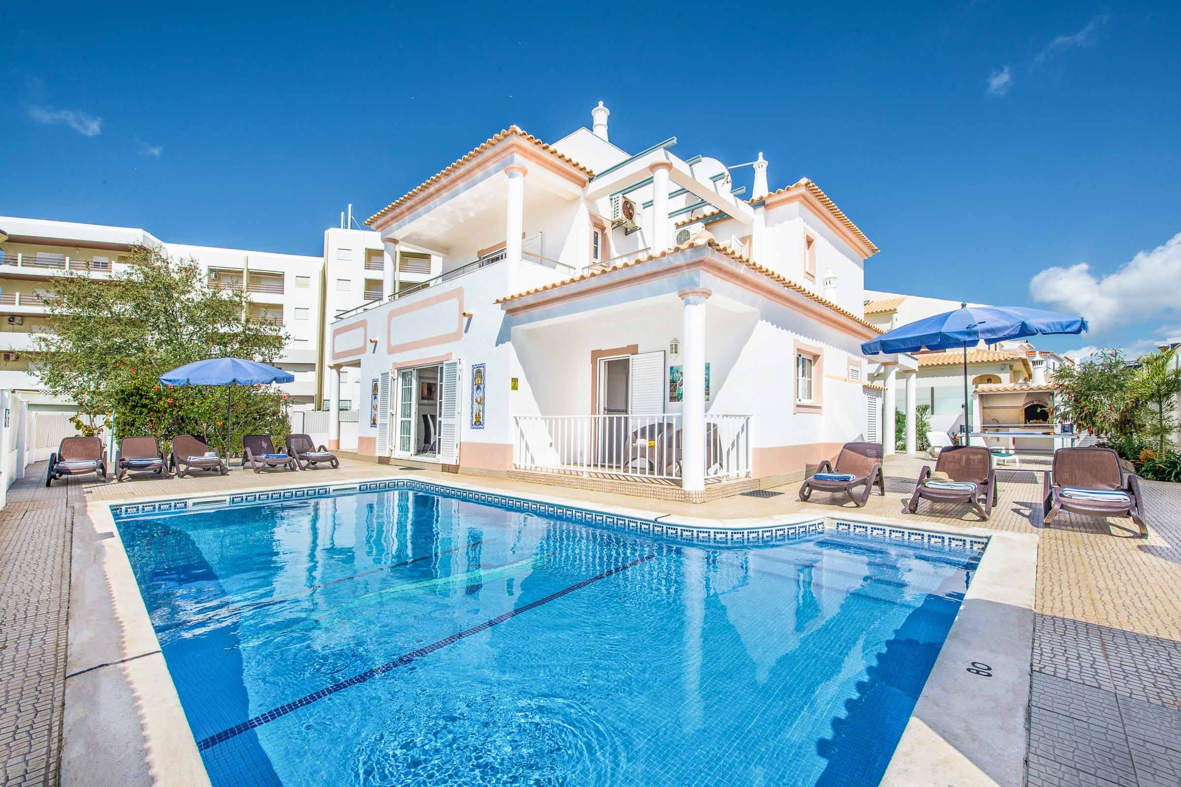 Casa Figueira Guia: Spacious 4-Bedroom Apartment with Pool and Sea Views, Guia Algarve