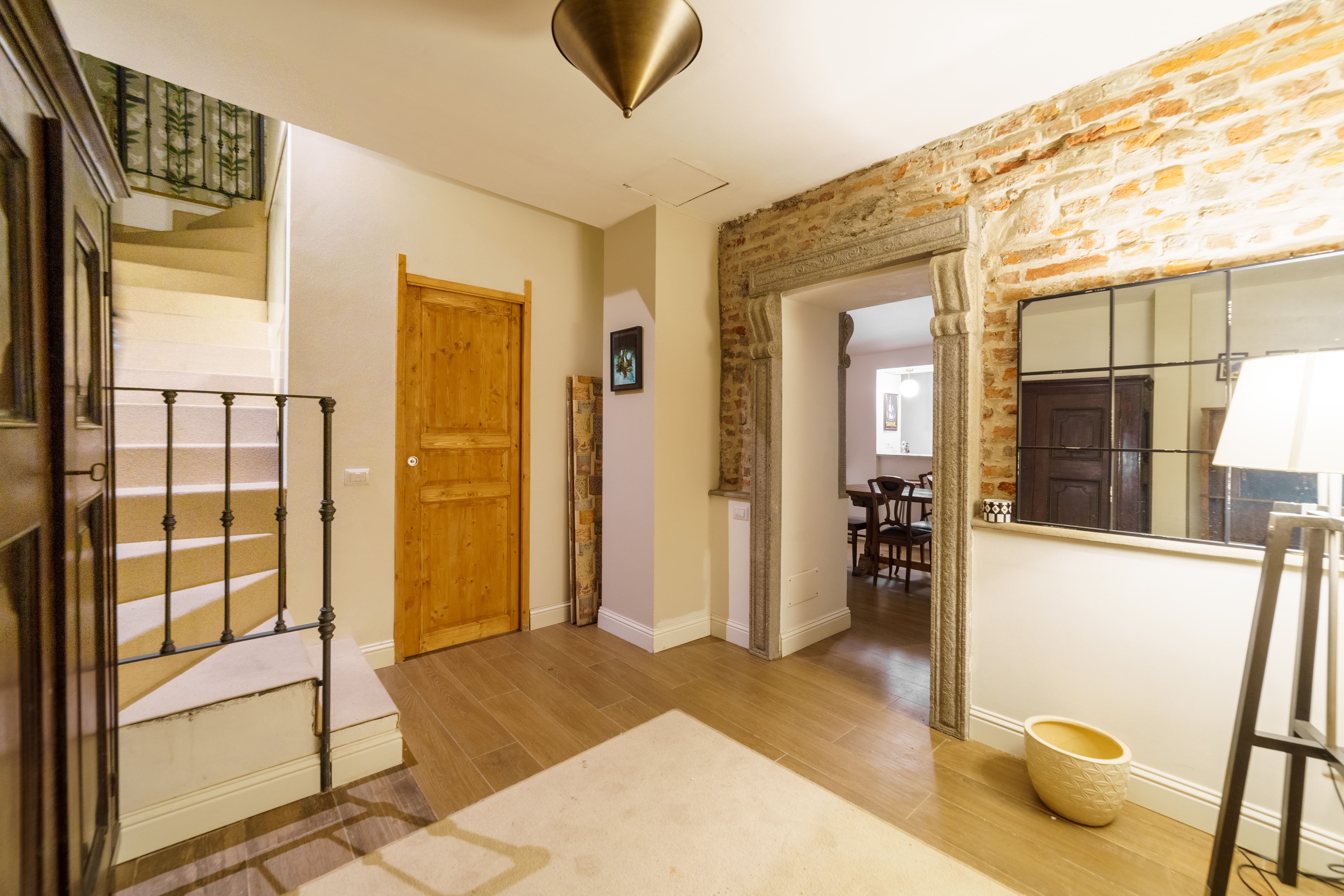 Casa Foppa Missori: Charming 2-Bedroom Apartment Rental with Air-Con in Missori, Milan