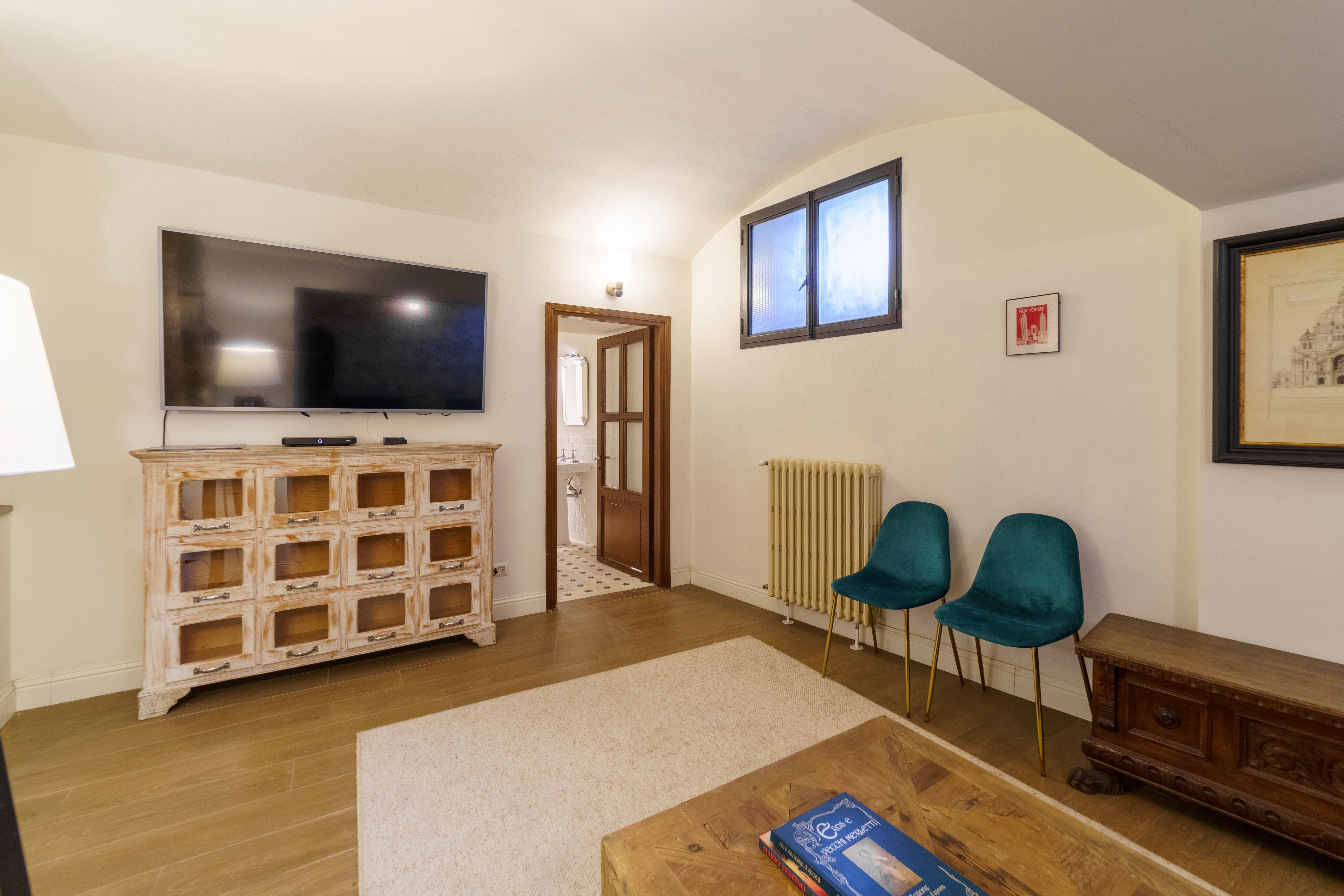 Casa Foppa Missori: Charming 2-Bedroom Apartment Rental with Air-Con in Missori, Milan
