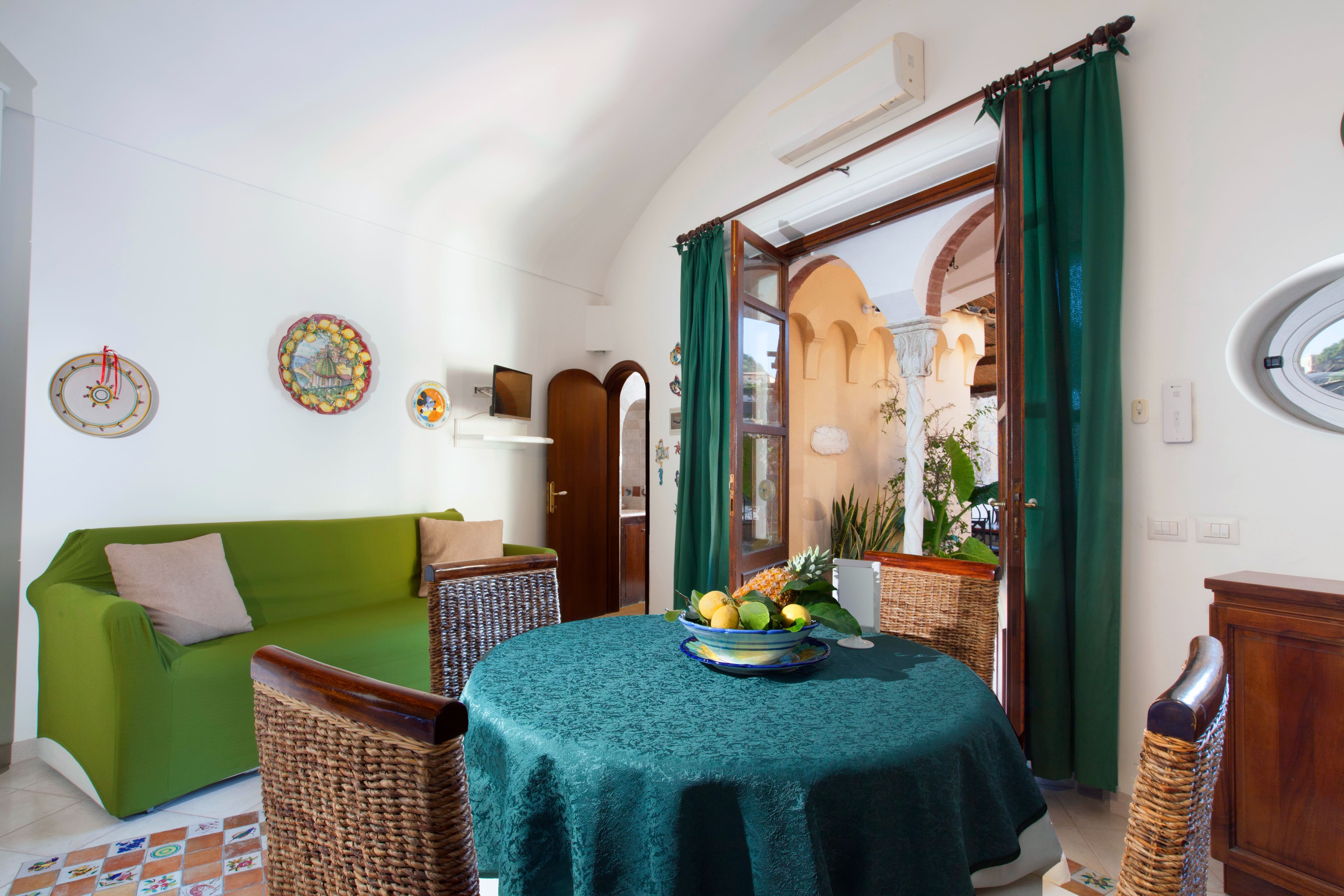 Casa Fornillo Positano: Charming 1-Bedroom Apartment with Sea Views, Air-Con, Positano