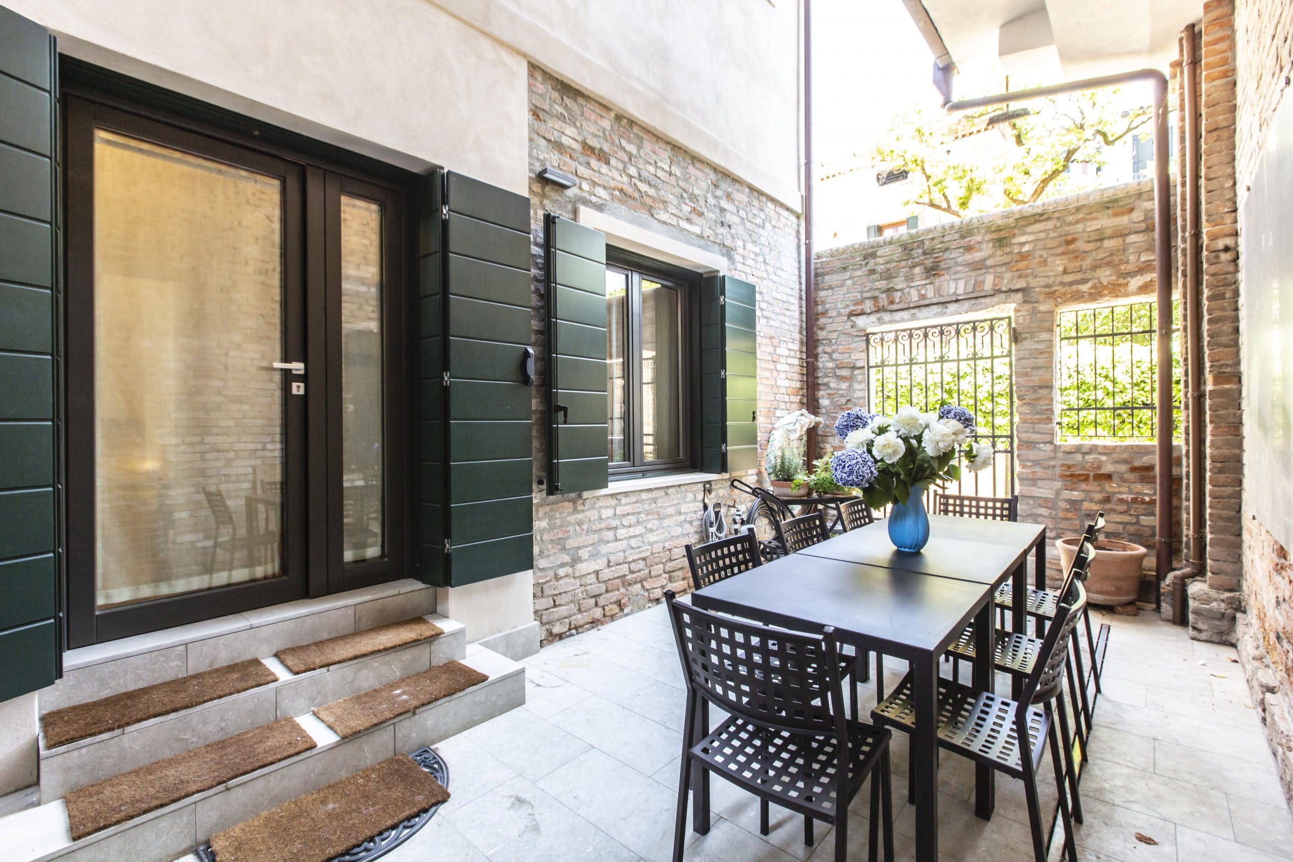 Casa Foscarini Cannaregio: Stylish 2-Bedroom Apartment Rental with Seaview and Air-Con, Cannaregio Venice