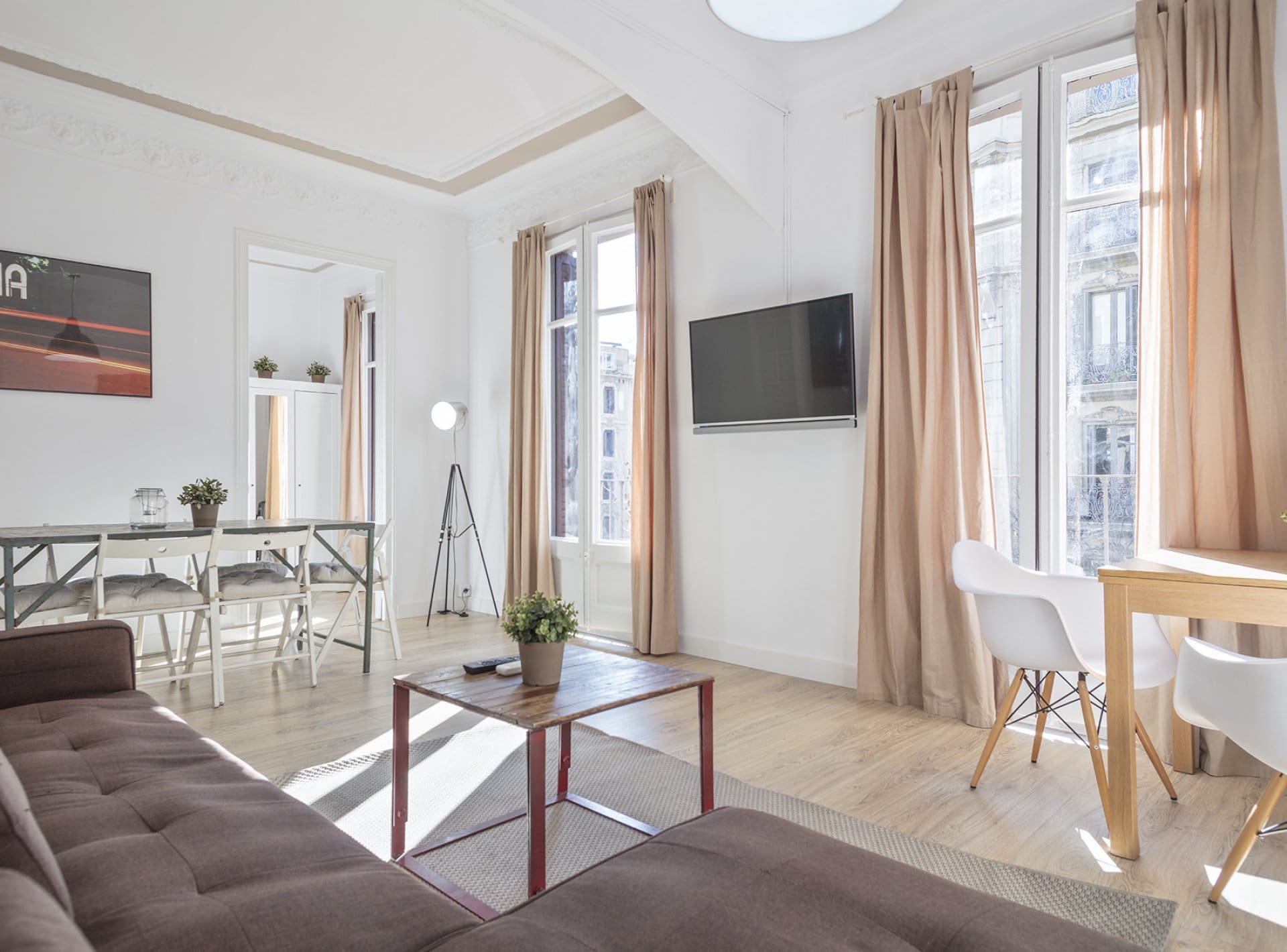 Villa Llevant Sarria Galvany & Turó Park: Elegant 4-Bedroom Apartment with Sea Views in Galvany, Barcelona