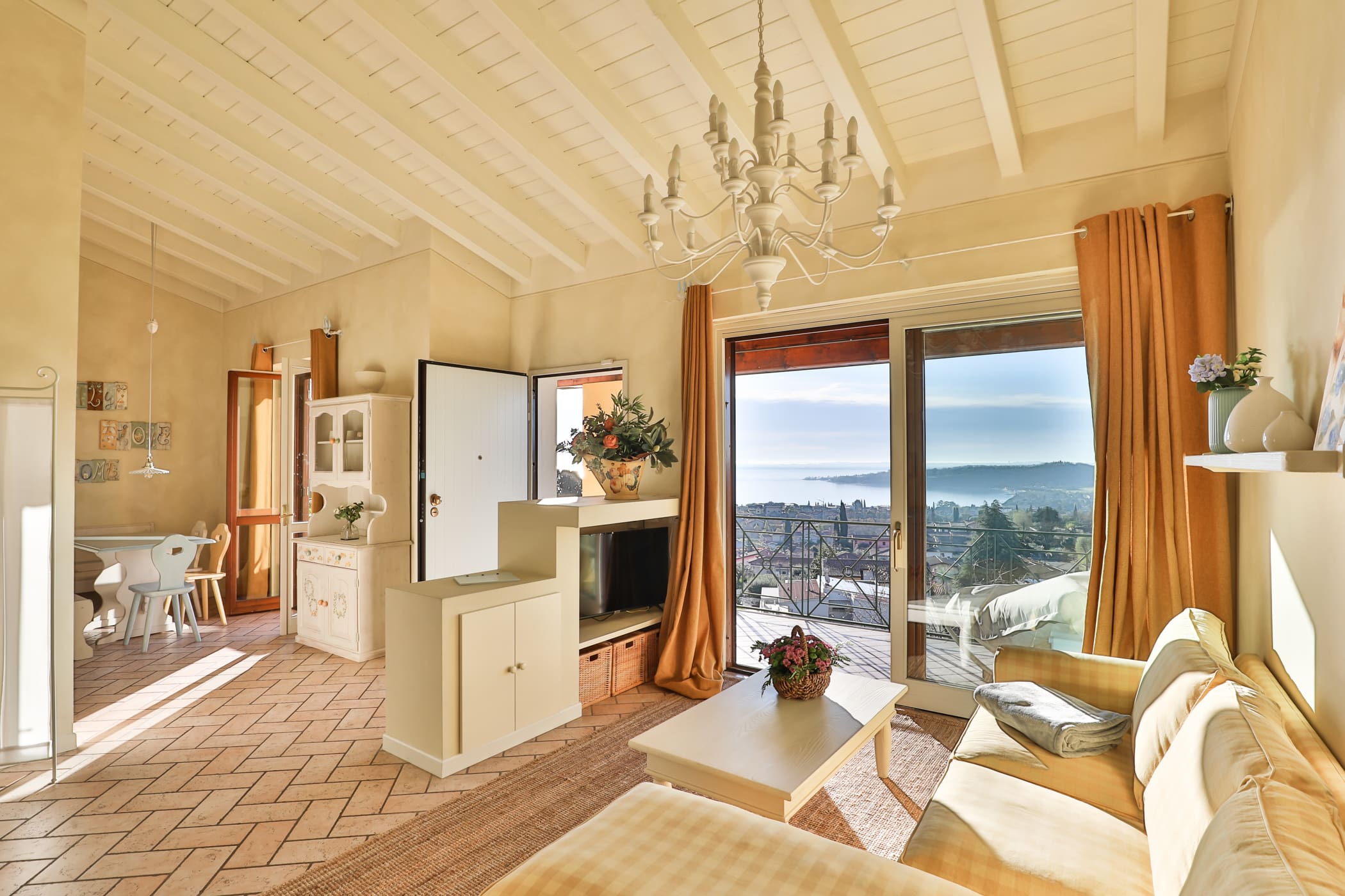 Casa Gardesana Brescia: Charming 3-Bedroom Apartment with Lake Views and Pool, Brescia Italy