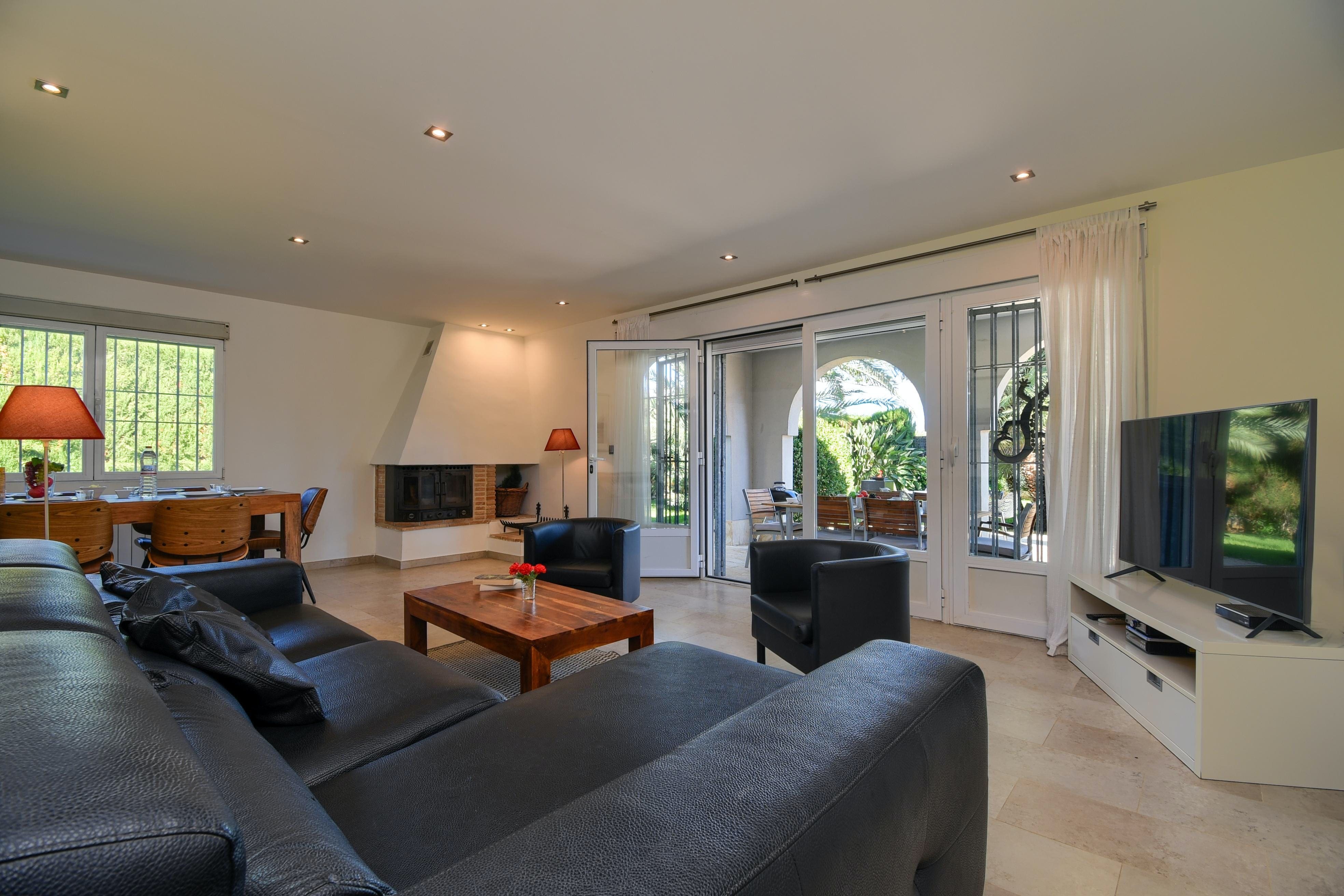 Villa Esmeralda Les Rotes Dénia: Spacious 4-Bedroom Apartment with Sea Views and Pool, Dénia
