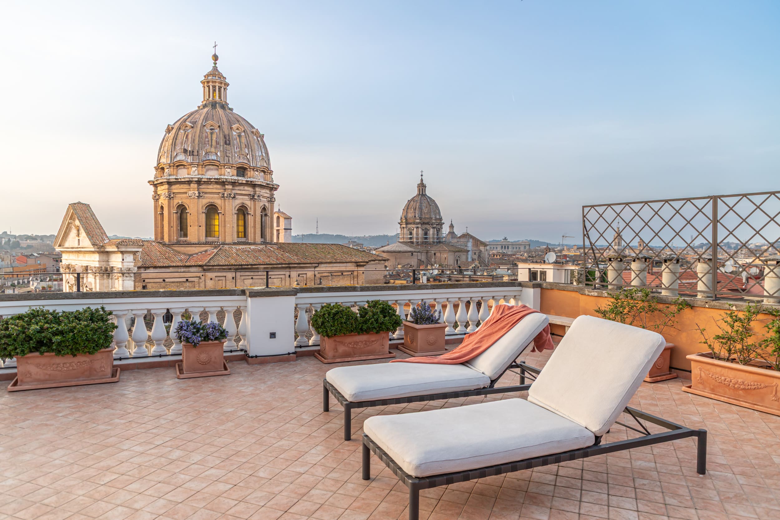Casa Ghetto Romano: Spacious 3-Bedroom Apartment with Air Conditioning in The Jewish Quarter Rome