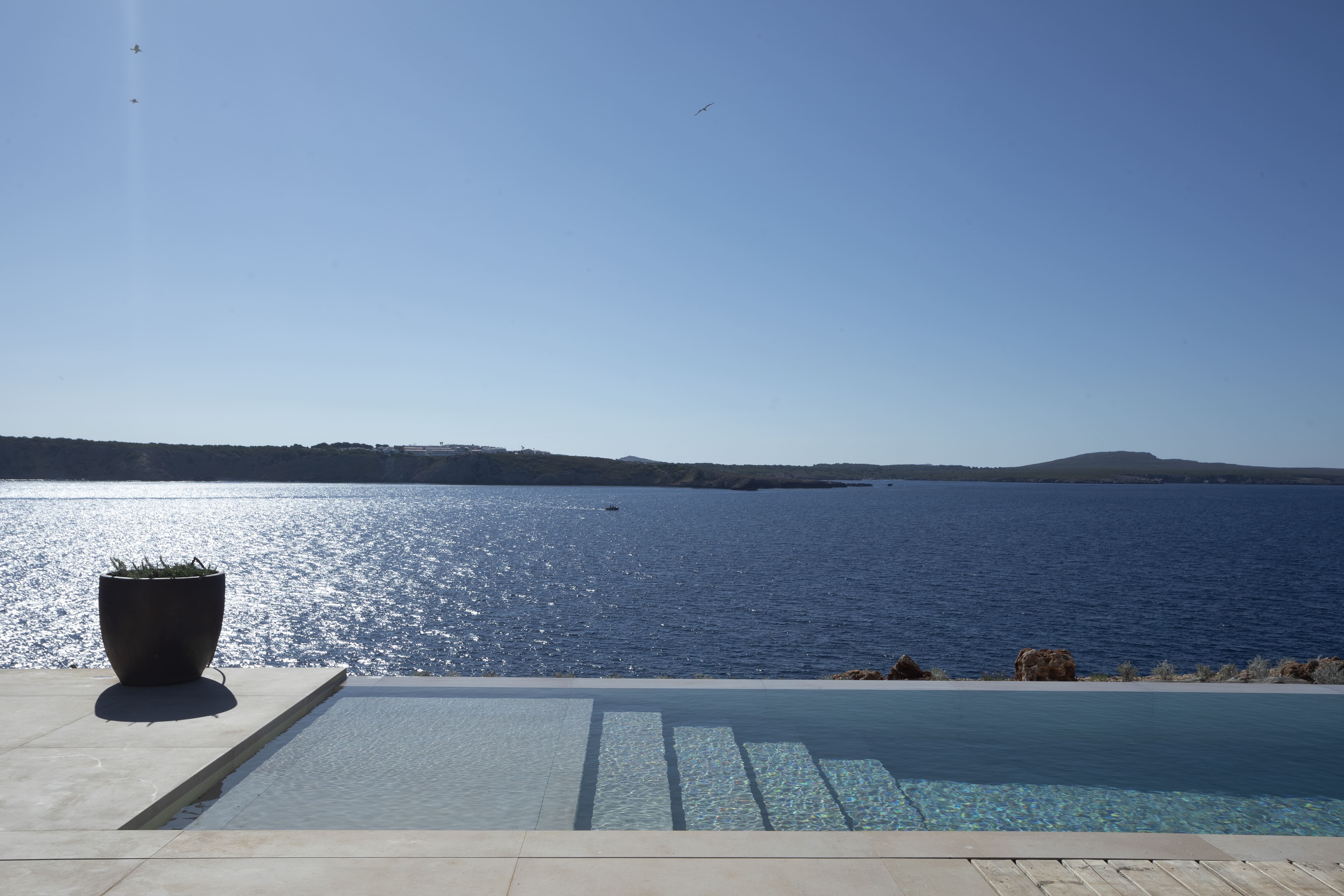 Casa Ginesta Mahón: Contemporary 3-Bedroom Apartment with Infinity Pool and Sea Views, Menorca