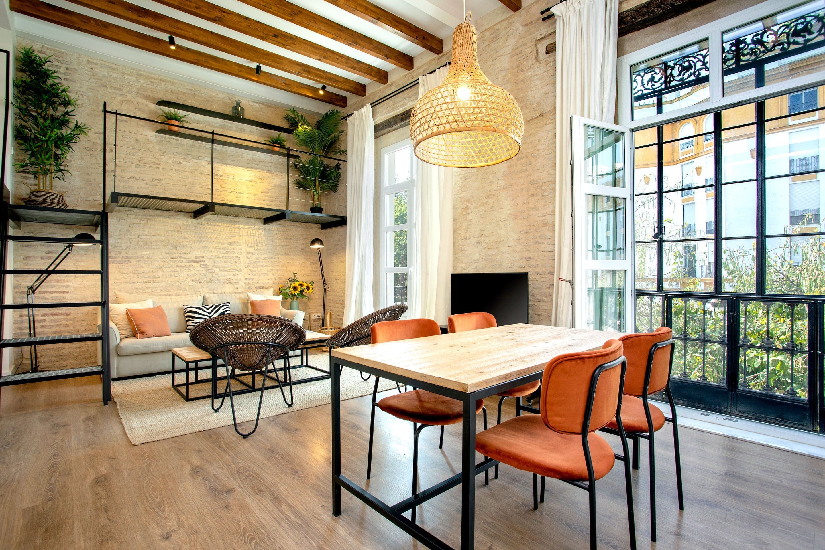 Villa Alborada Miramar Santa Cruz: Stylish 2-Bedroom Apartment Rental with Mezzanine Lounge in Sevilla