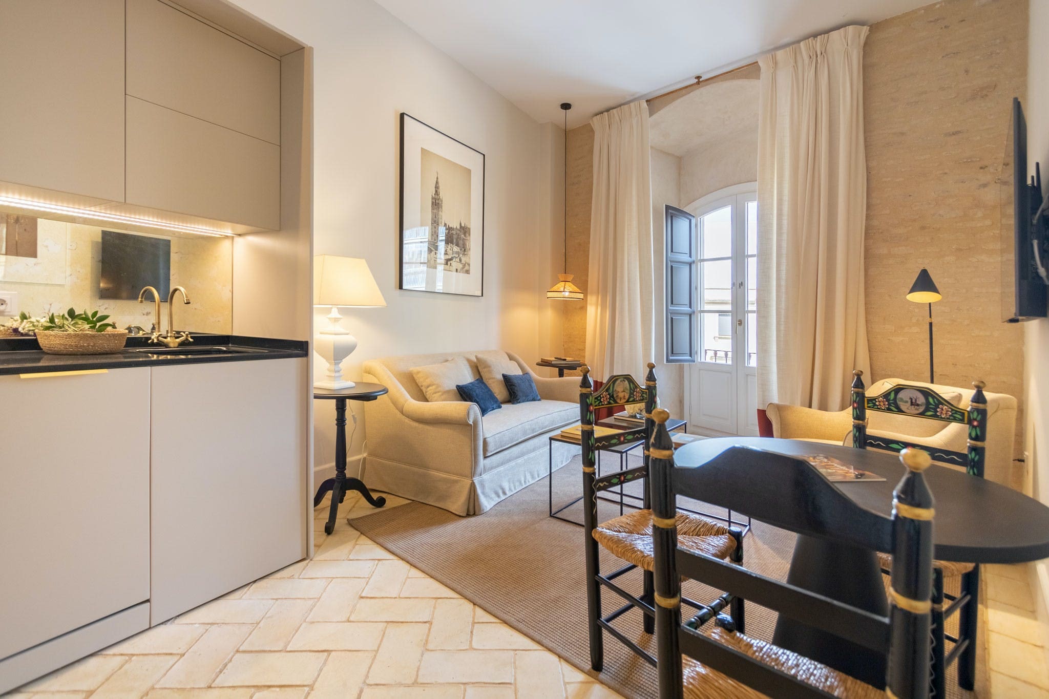 Villa Embat Chinamada Santa Cruz: Charming 1-Bedroom Apartment with Private Terrace, Apartment Rental Sevilla