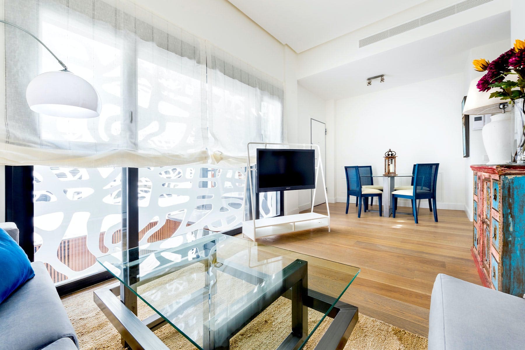 Villa Xaloc Aljibe Santa Cruz: Stylish 2-Bedroom Apartment Rental with Air-Con in Sevilla Santa Cruz