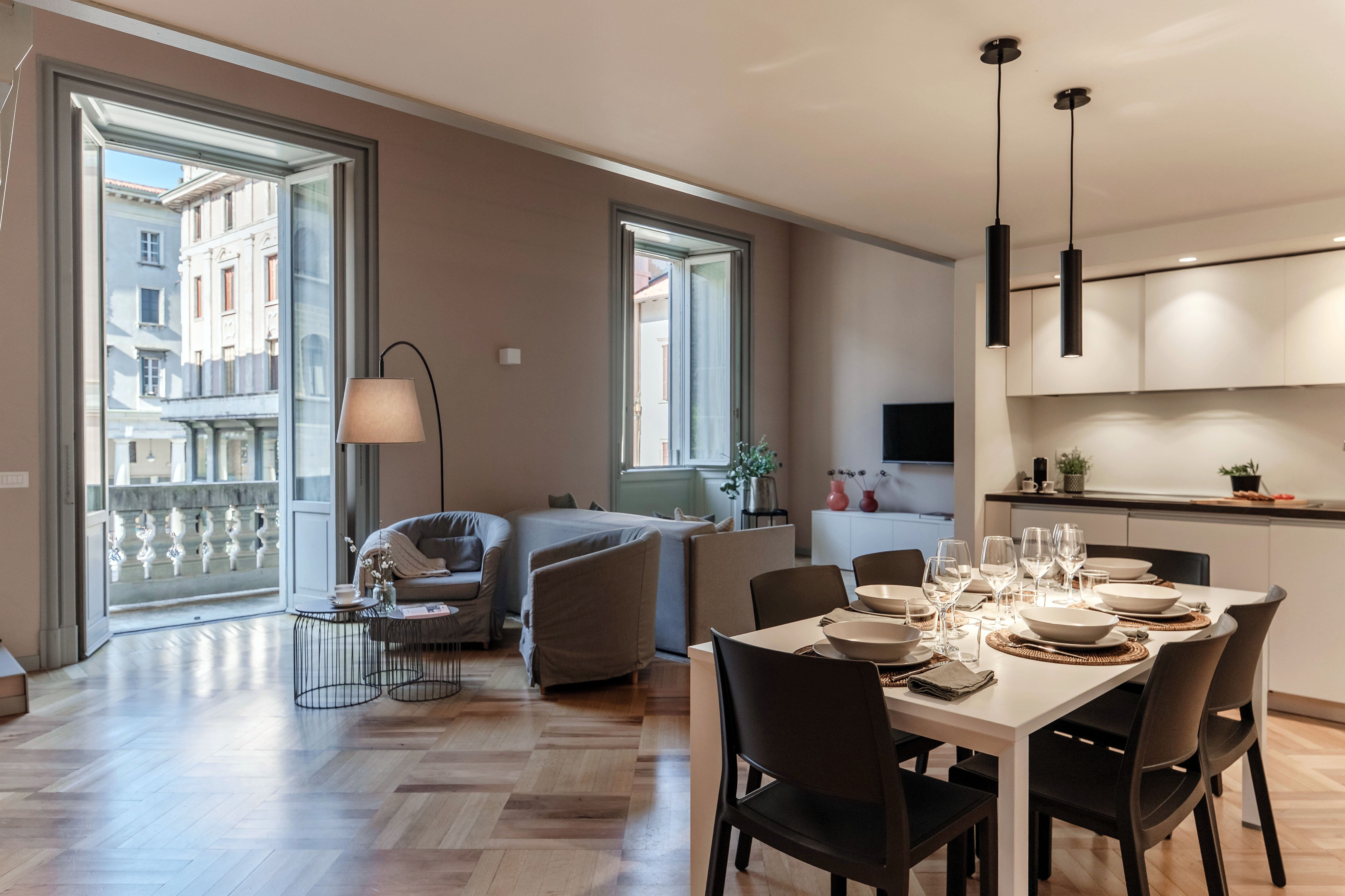 Casa Grimoldi Como: Stylish 2-Bedroom Apartment Rental with Lake Views, Como City Centre