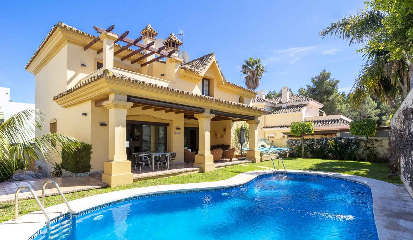 Villa Mestral Alcabideche San Pedro de Alcántara: Spacious 4-Bedroom Apartment with Private Pool and Sea Views, San Pedro de Alcántara