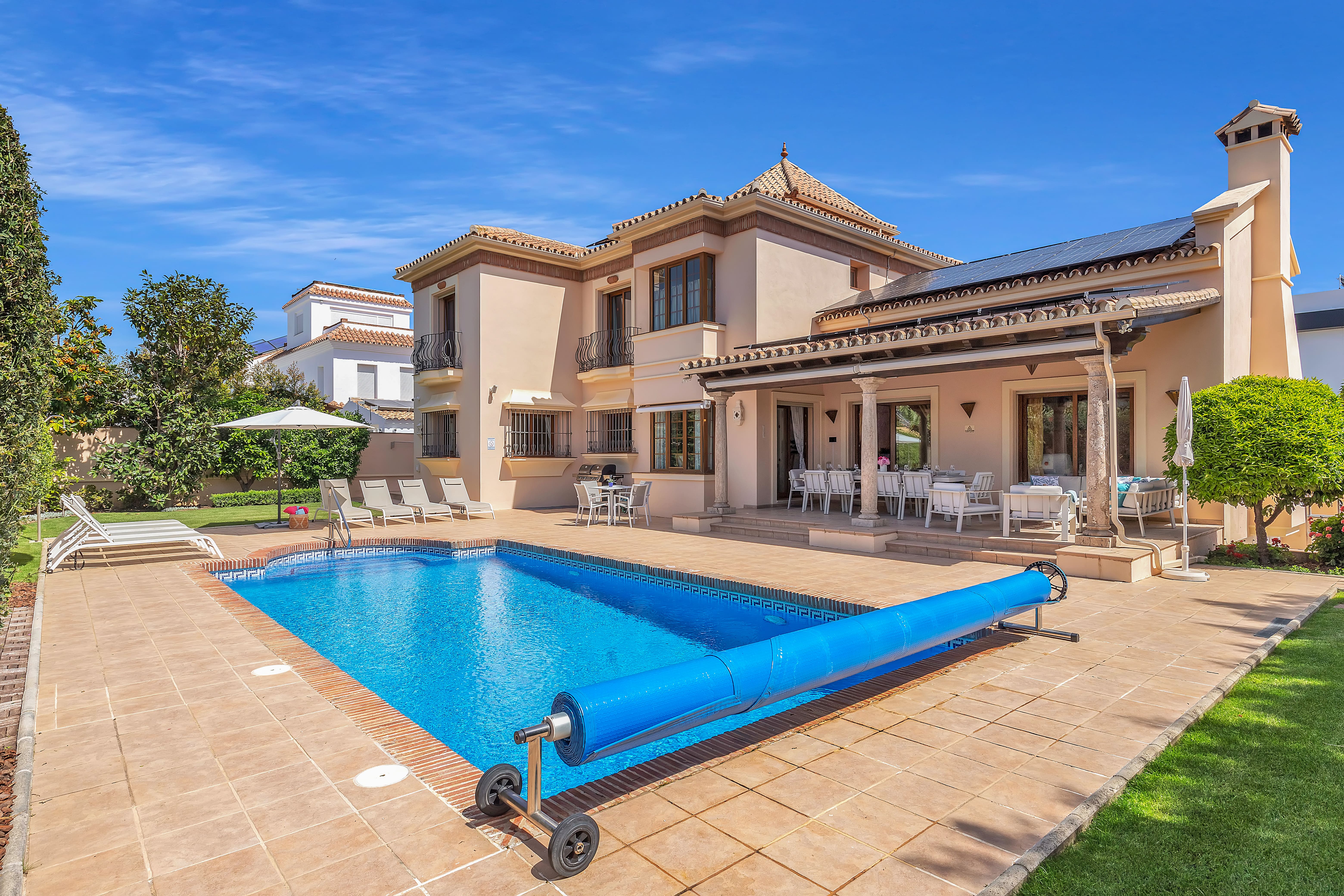 Villa Bermejo Guadalobón San Pedro de Alcántara: Luxurious 5-Bedroom Apartment with Pool and Seaviews, San Pedro